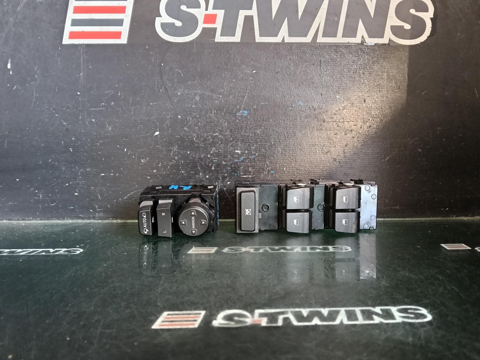 Used auto part listing image: 2018 HYUNDAI I30 PWR DR WIND SWITCH PD, RH FRONT (MASTER SWITCH), W/ AUTO TYPE (DRIVER SIDE ONLY), HATCH/FASTBACK/WAGON, 03/17-12/25 0000419013