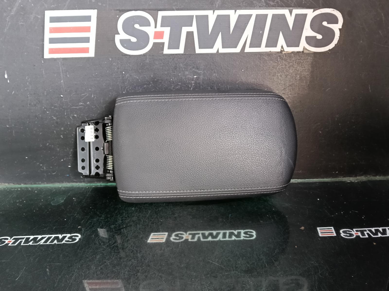 2018 HYUNDAI I30 CONSOLE PD, CONSOLE LID ONLY, HATCH, GREY, W/ WHITE STICHING, 03/17- 0000418985