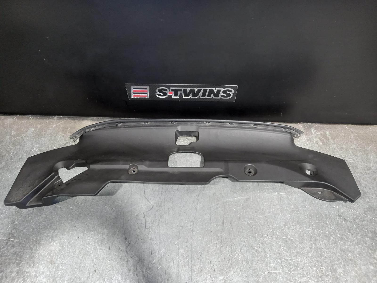 Used auto part listing image: 2018 HYUNDAI SANTA FE MISC TM, 03/18-10/23 0000230797 FRONT BUMPER TOP COVER