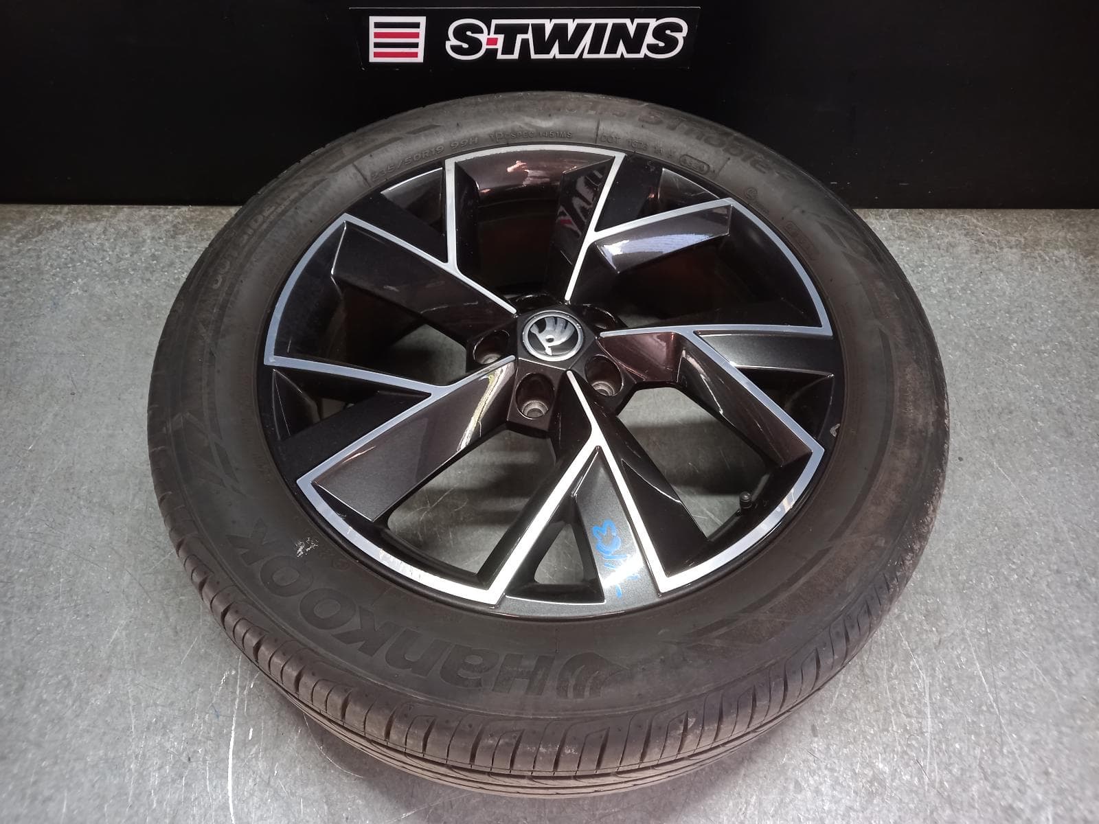 2019 SKODA KODIAQ WHEEL MAG FACTORY, 19X7IN, 5 Y SPOKE, SILVER/BLACK, NS, 02/17-06/21 0000290345