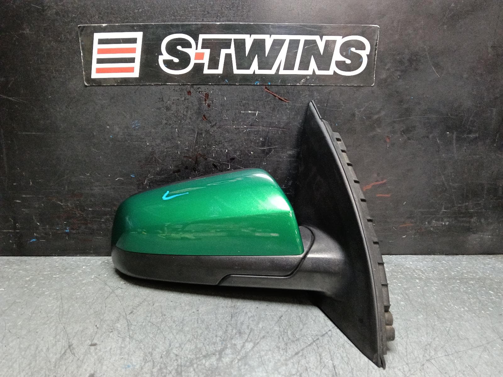 Used auto part listing image: 2011 HOLDEN COMMODORE RIGHT DOOR MIRROR VE, NON HEATED & NON PUDDLE LAMP TYPE, 08/06-05/13 0000396099