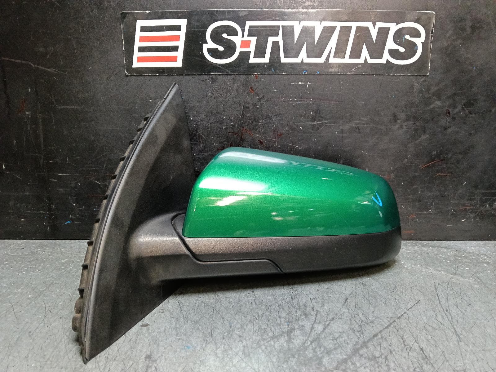 Used auto part listing image: 2011 HOLDEN COMMODORE LEFT DOOR MIRROR VE, NON HEATED & NON PUDDLE LAMP TYPE, 08/06-05/13 0000396102