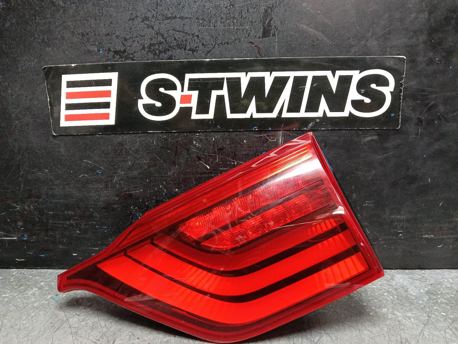 Used auto part listing image: 2016 KIA SPORTAGE REAR GARNISH TAILGATE LAMP (RH SIDE), QL, LED TYPE, 10/15-04/18 0000398969