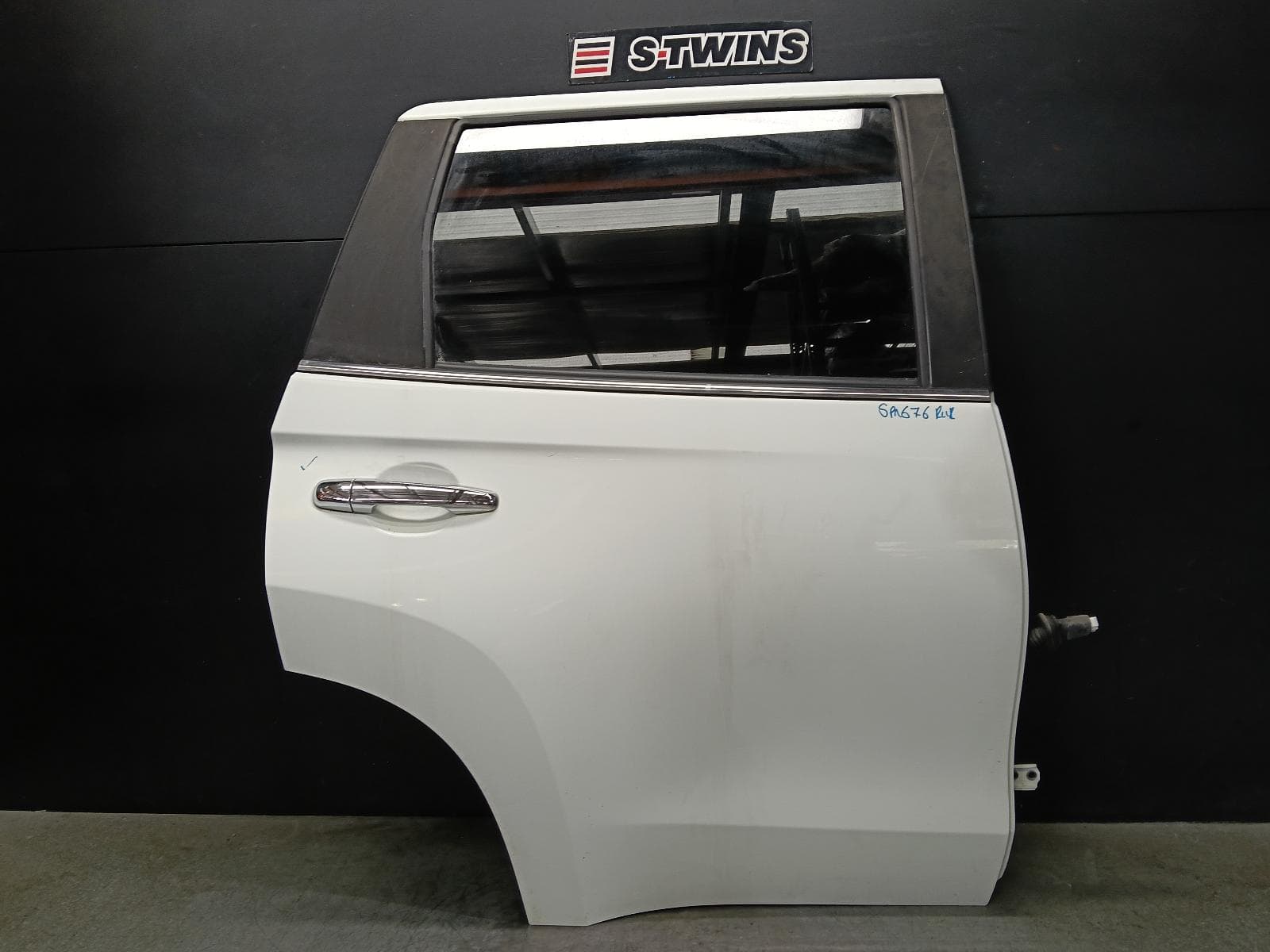 Used auto part listing image: 2017 MITSUBISHI PAJERO RIGHT REAR DOOR SLIDING PAJERO SPORT, QE-QG, 10/15- 0000396946