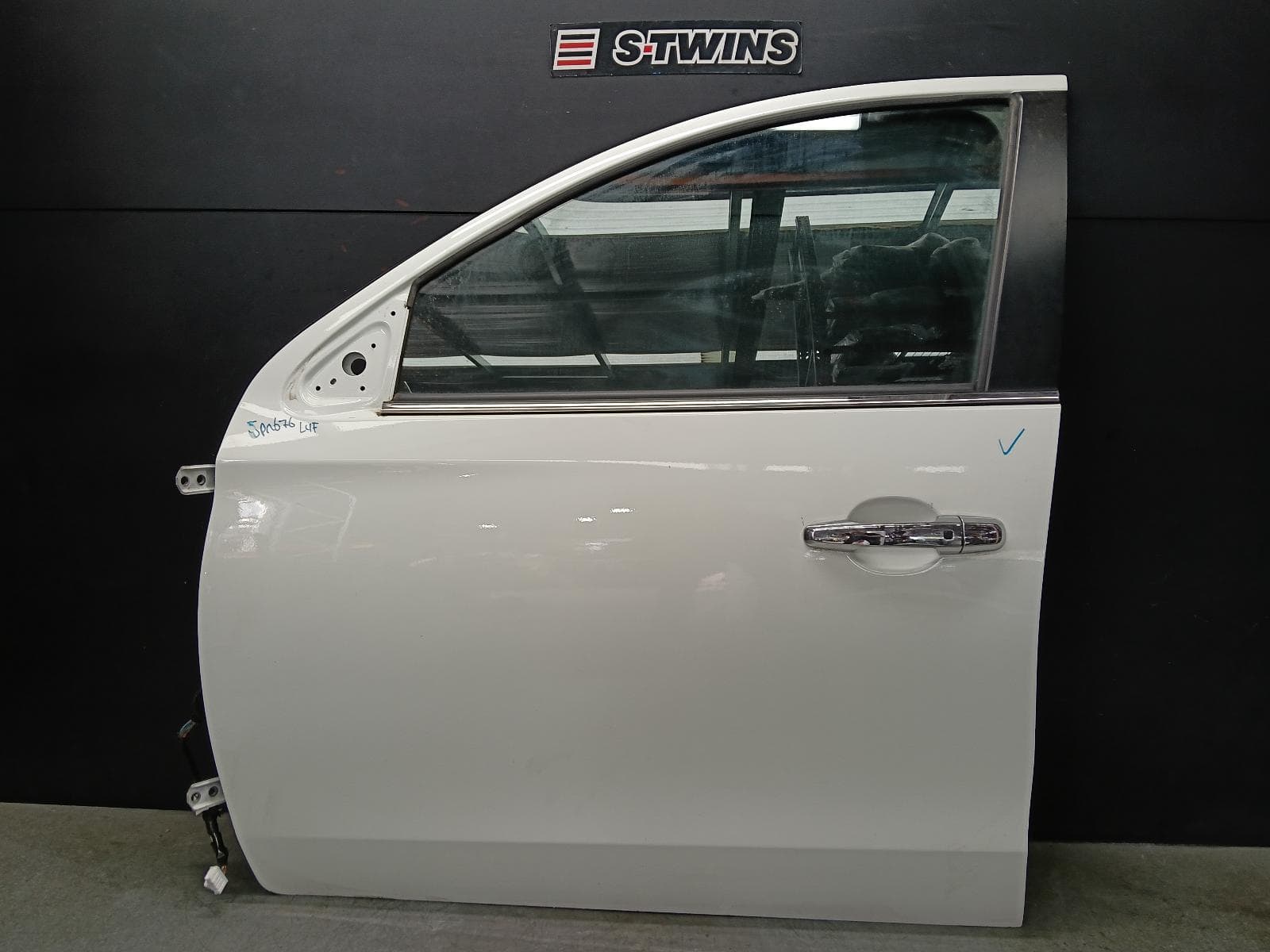 Used auto part listing image: 2017 MITSUBISHI PAJERO LEFT FRONT DOOR PAJERO SPORT, QE-QG, 10/15- 0000396949