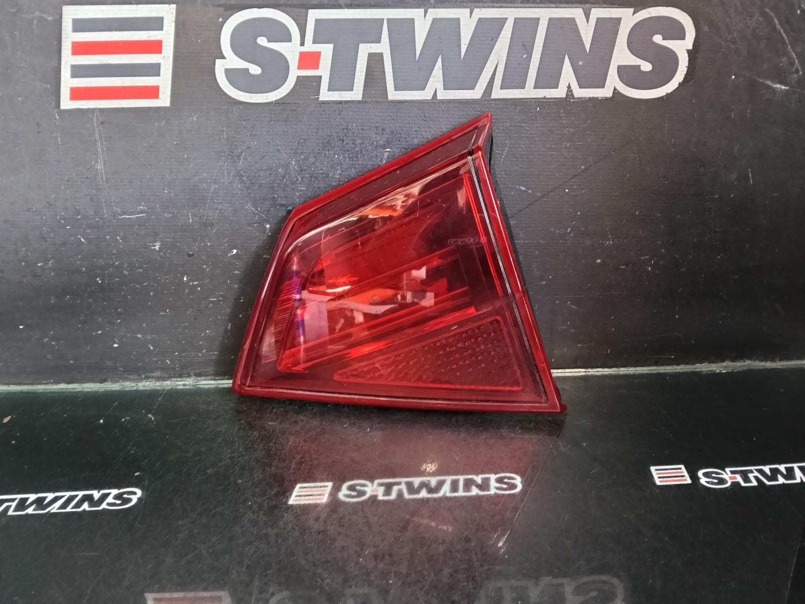 Used auto part listing image: 2019 SUZUKI VITARA REAR GARNISH TAILGATE LAMP (RH SIDE), W/ LED TYPE, VITARA, LY (VIN TSM), 10/18- 0000392361