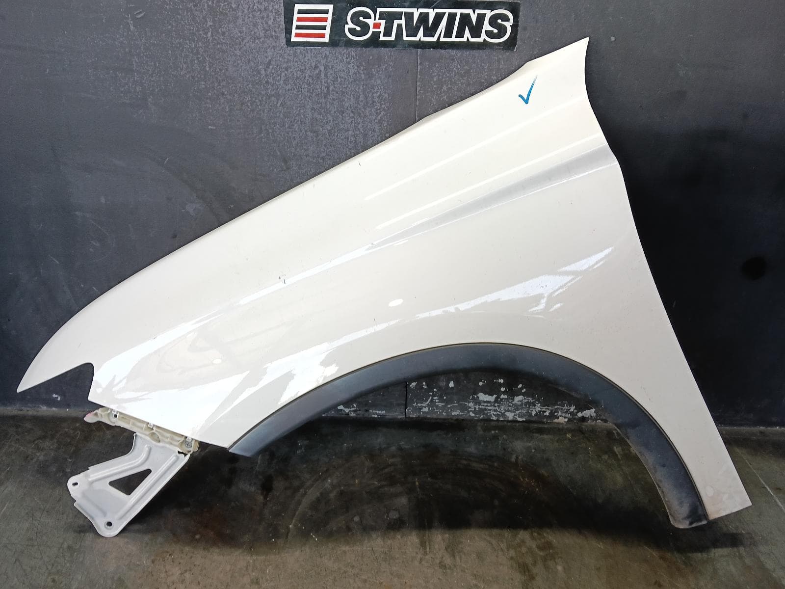 Used auto part listing image: 2014 MITSUBISHI OUTLANDER LEFT GUARD ZJ, NON INDICATOR TYPE, 10/12-02/14 0000393693
