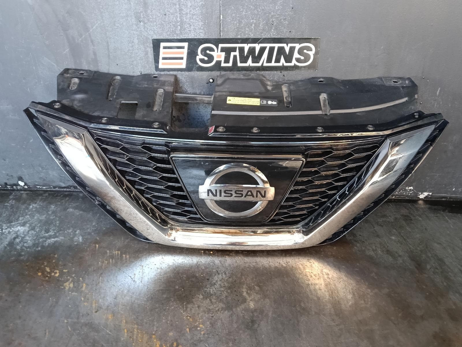 Used auto part listing image: 2018 NISSAN QASHQAI GRILLE RADIATOR GRILLE, J11, ST, NON CAMERA TYPE, 07/17-07/21 0000392189