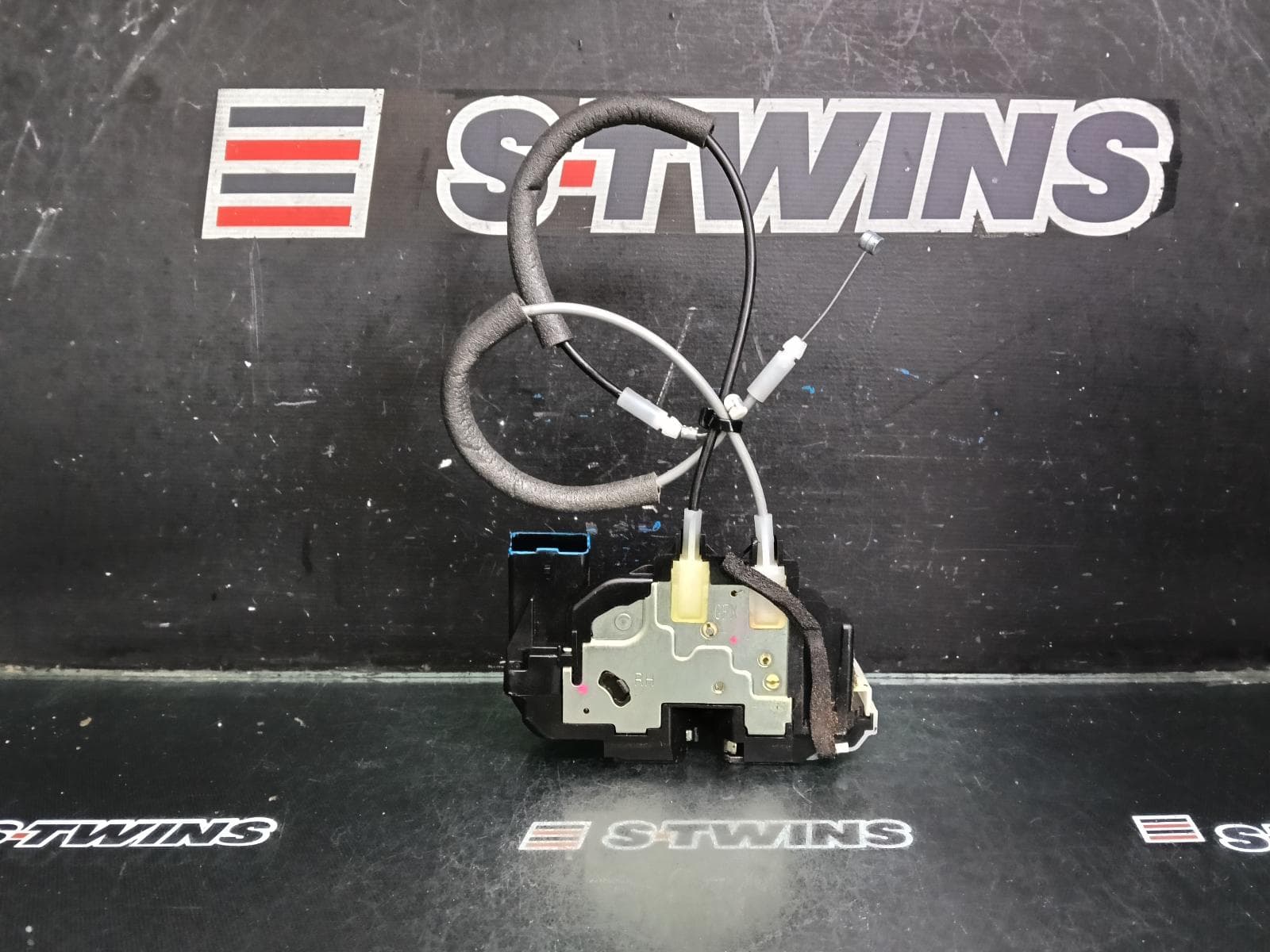 Used auto part listing image: 2011 HYUNDAI I20 DOOR BOOT GATE LOCK RIGHT FRONT DOOR LOCK, PB, 5DR, 04/10-12/15 0000393391