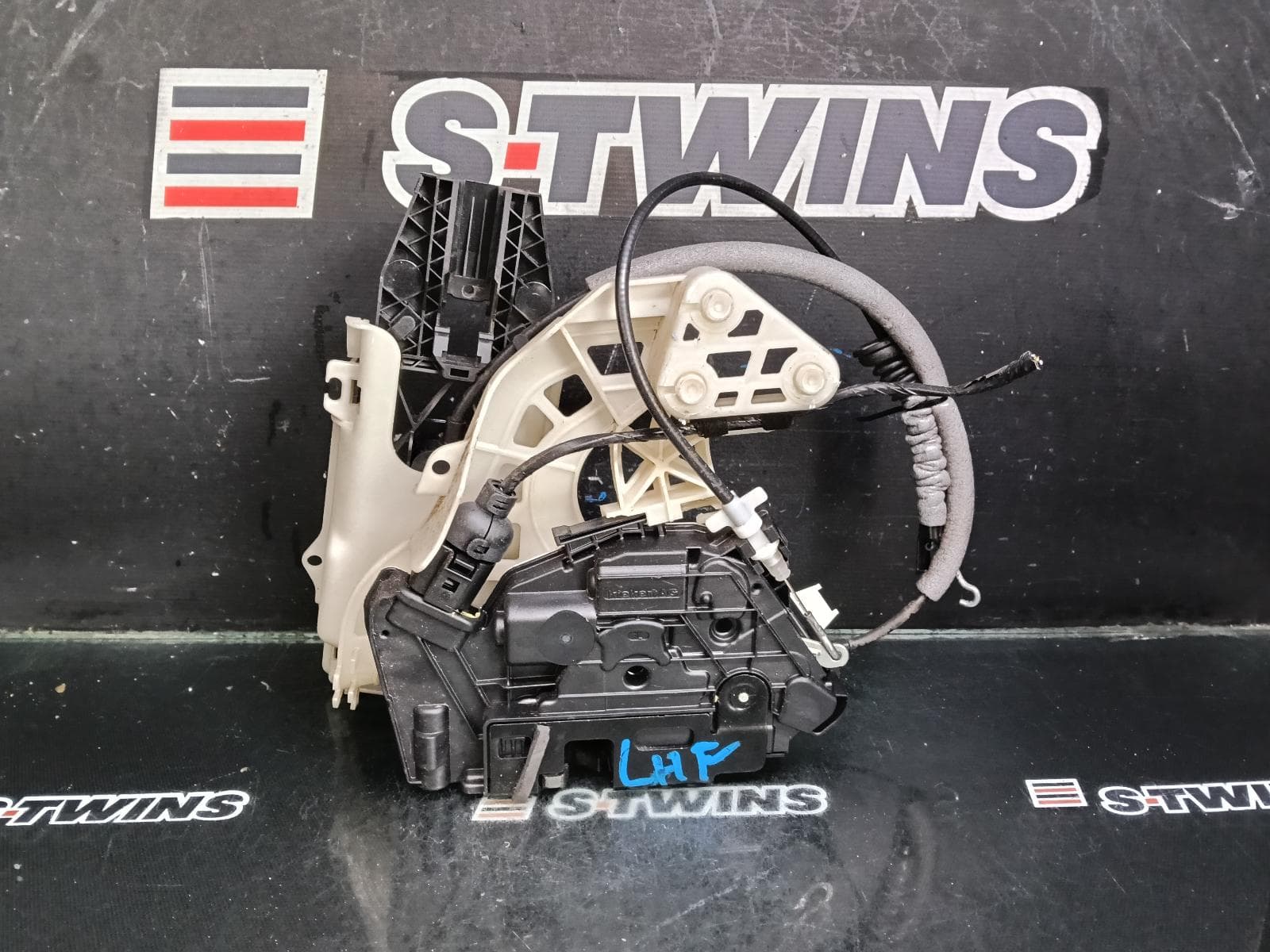 Used auto part listing image: 2013 VOLKSWAGEN TIGUAN DOOR BOOT GATE LOCK LEFT FRONT DOOR LOCK, 5N, W/ SAFELOCK TYPE, P/N 5N2837015E (6 PIN), 07/11-08/16 0000393336
