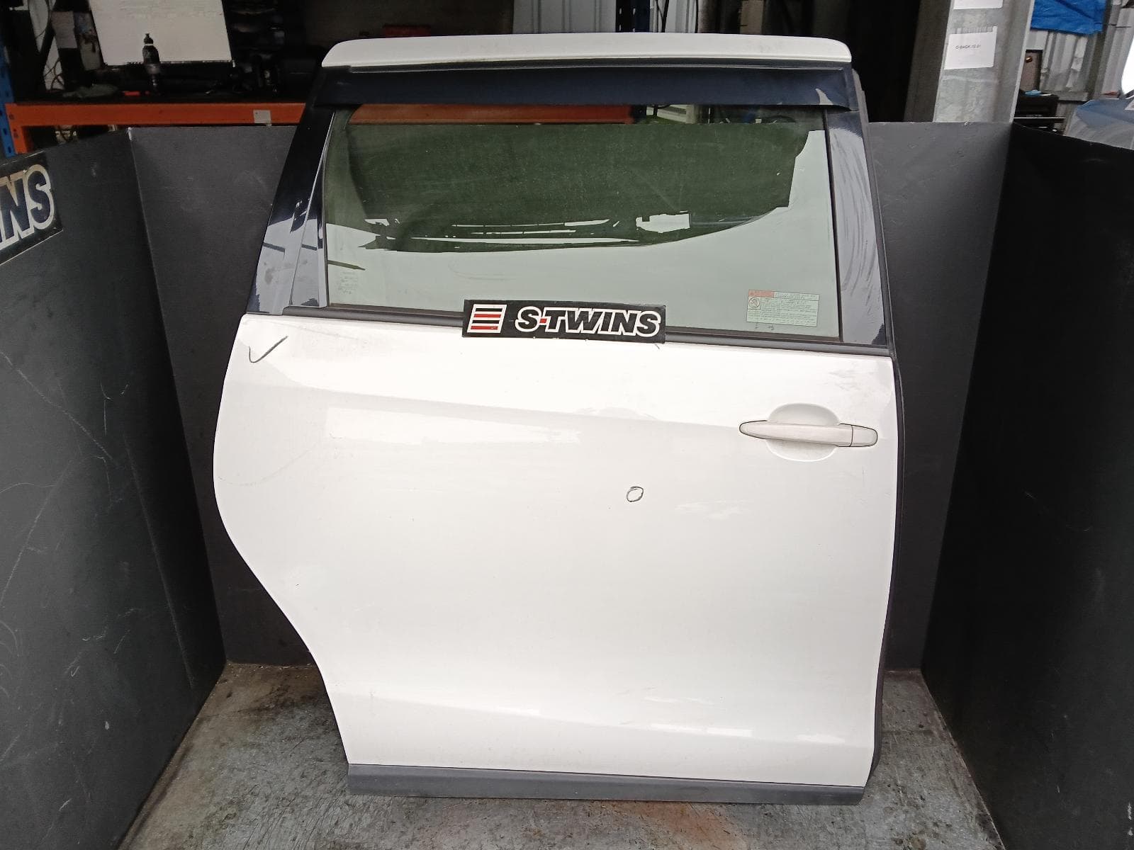 Used auto part listing image: 2018 TOYOTA TARAGO RIGHT REAR DOOR SLIDING ACR50R/GSR50R, NON CURTAIN AIRBAG TYPE, 01/06-06/20 0000419251