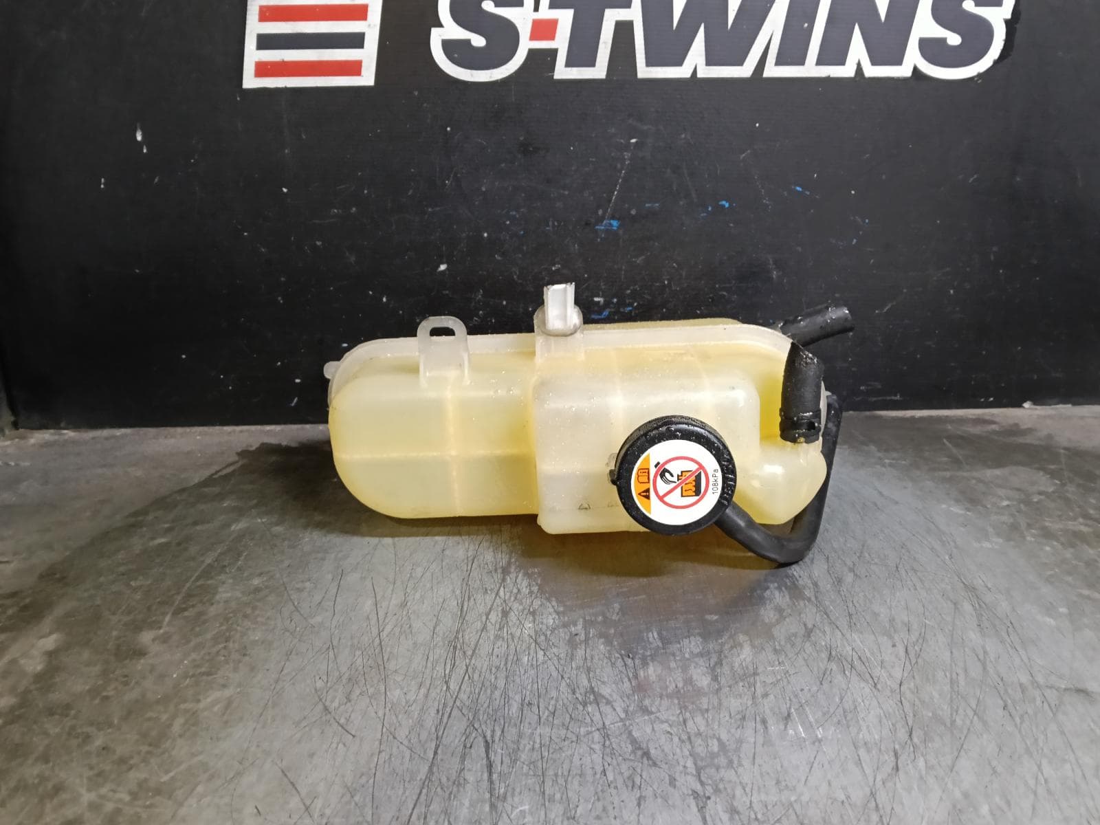 Used auto part listing image: 2018 TOYOTA TARAGO OVERFLOW BOTTLE ACR50R/GSR50R, 01/06-06/20 0000419364