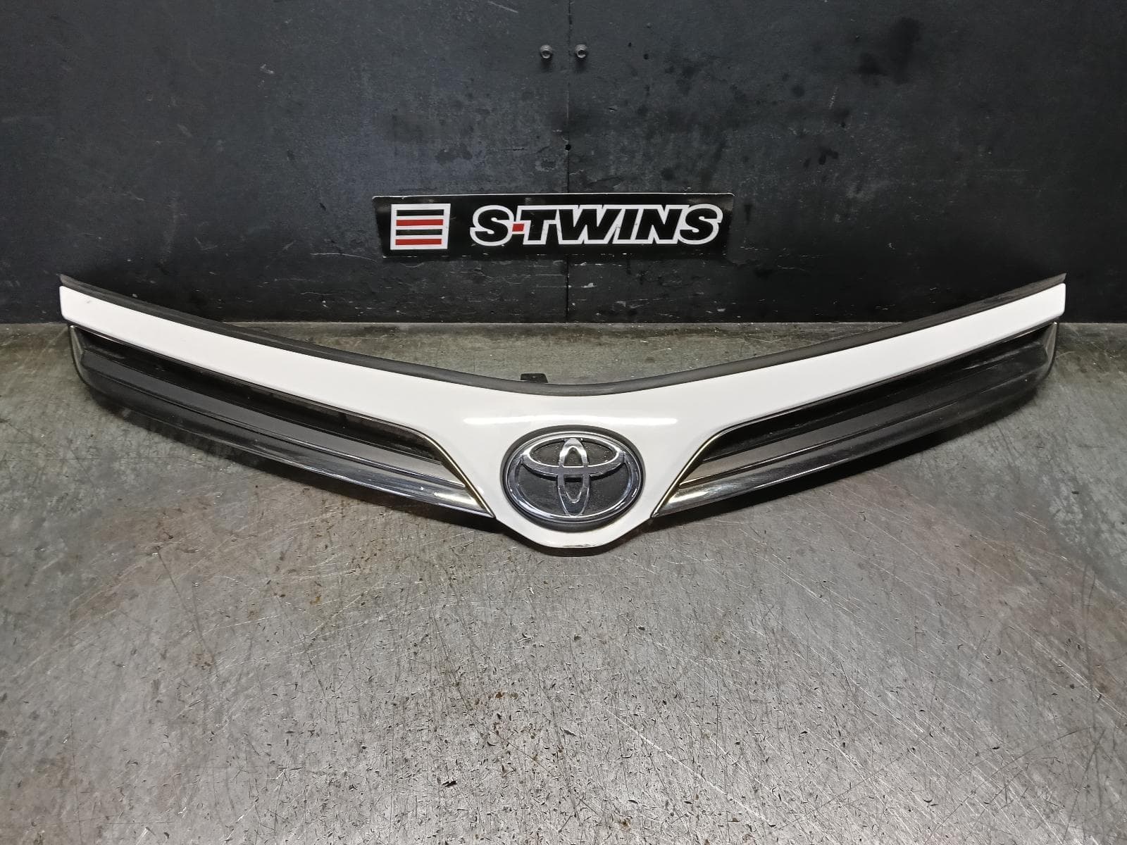 Used auto part listing image: 2018 TOYOTA TARAGO GRILLE RADIATOR GRILLE, ACR50R/GSR50R, 12/08-06/20 0000419370