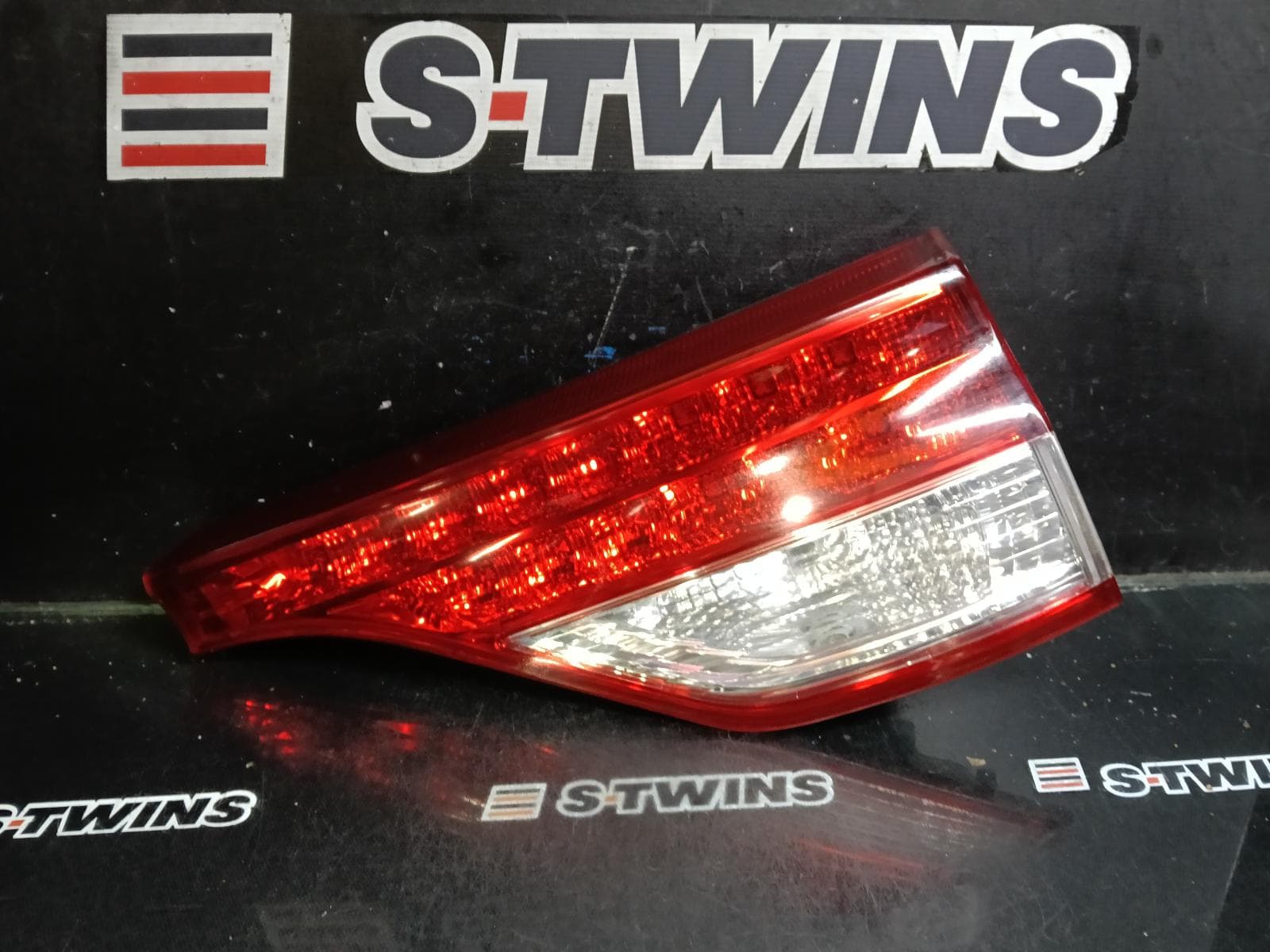Used auto part listing image: 2018 TOYOTA TARAGO REAR GARNISH TAILGATE GARNISH (CENTRE), ACR50R/GSR50R, 12/08-06/20 0000419378