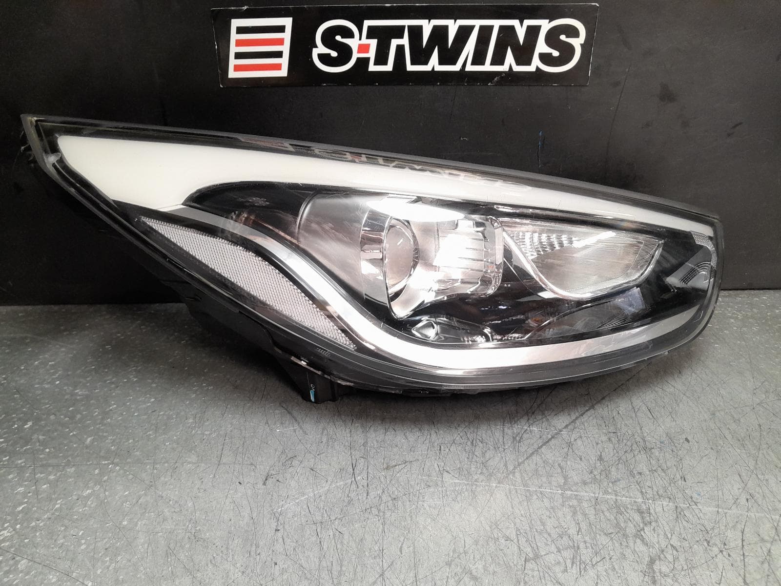 Used auto part listing image: 2015 HYUNDAI IX35 RIGHT HEADLAMP LM SERIES, KOREAN BUILT (VIN KMHJ), LED AT TOP TYPE, 09/13-01/16 0000375767