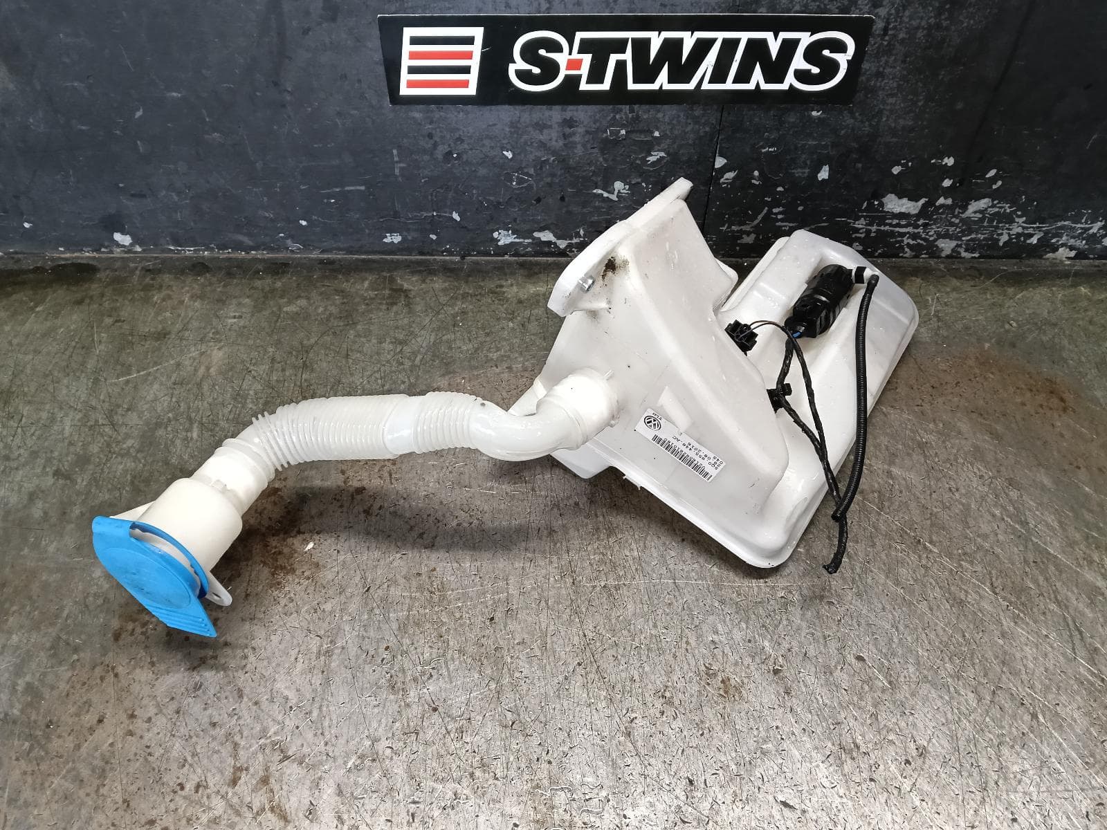 Used auto part listing image: 2016 AUDI A3 WASHER BOTTLE 8V, A3, 12/13-10/20 0000393434