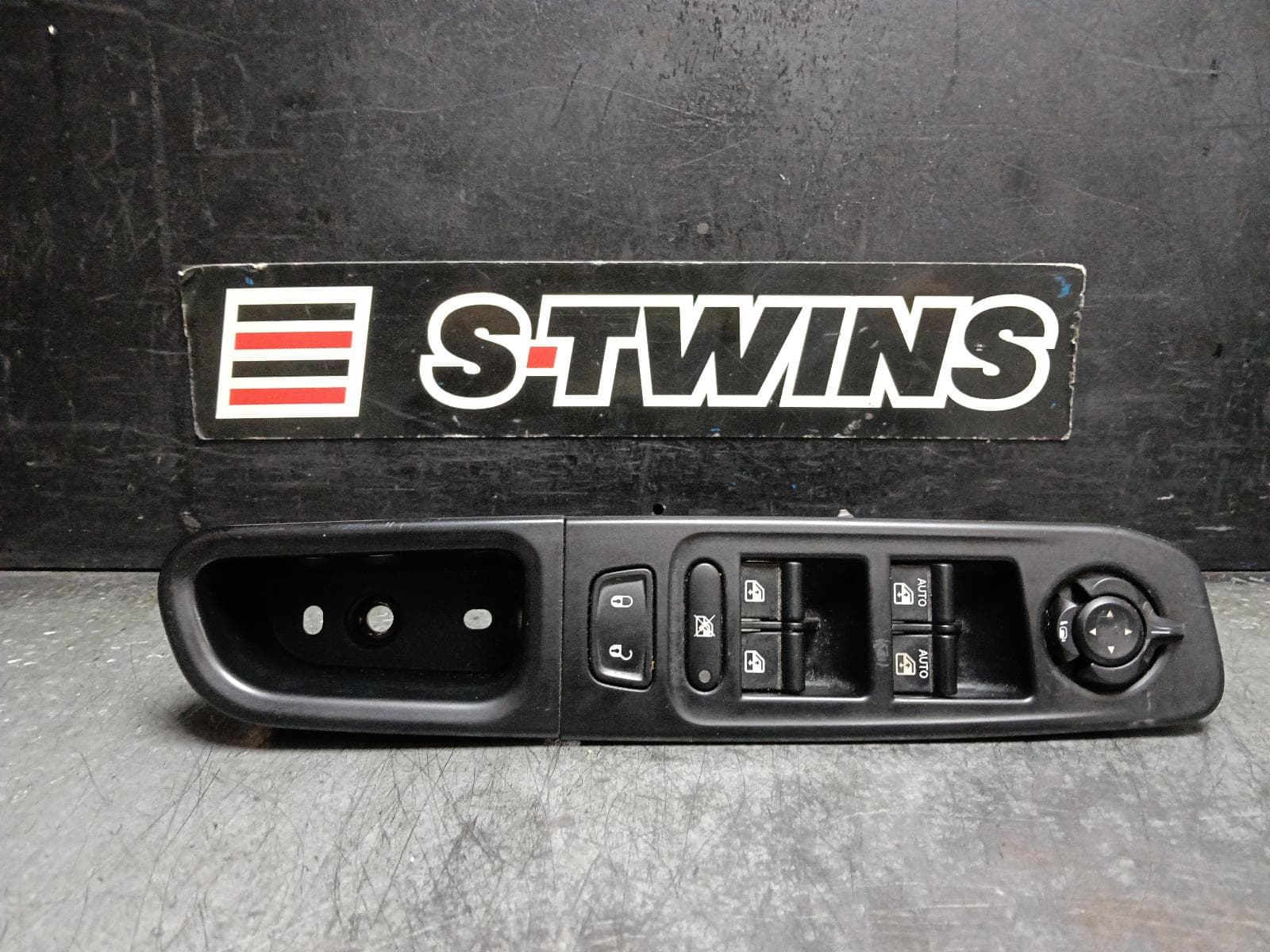 Used auto part listing image: 2015 JEEP RENEGADE PWR DR WIND SWITCH RH FRONT (MASTER SWITCH), BU 08/15-01/20 0000419560