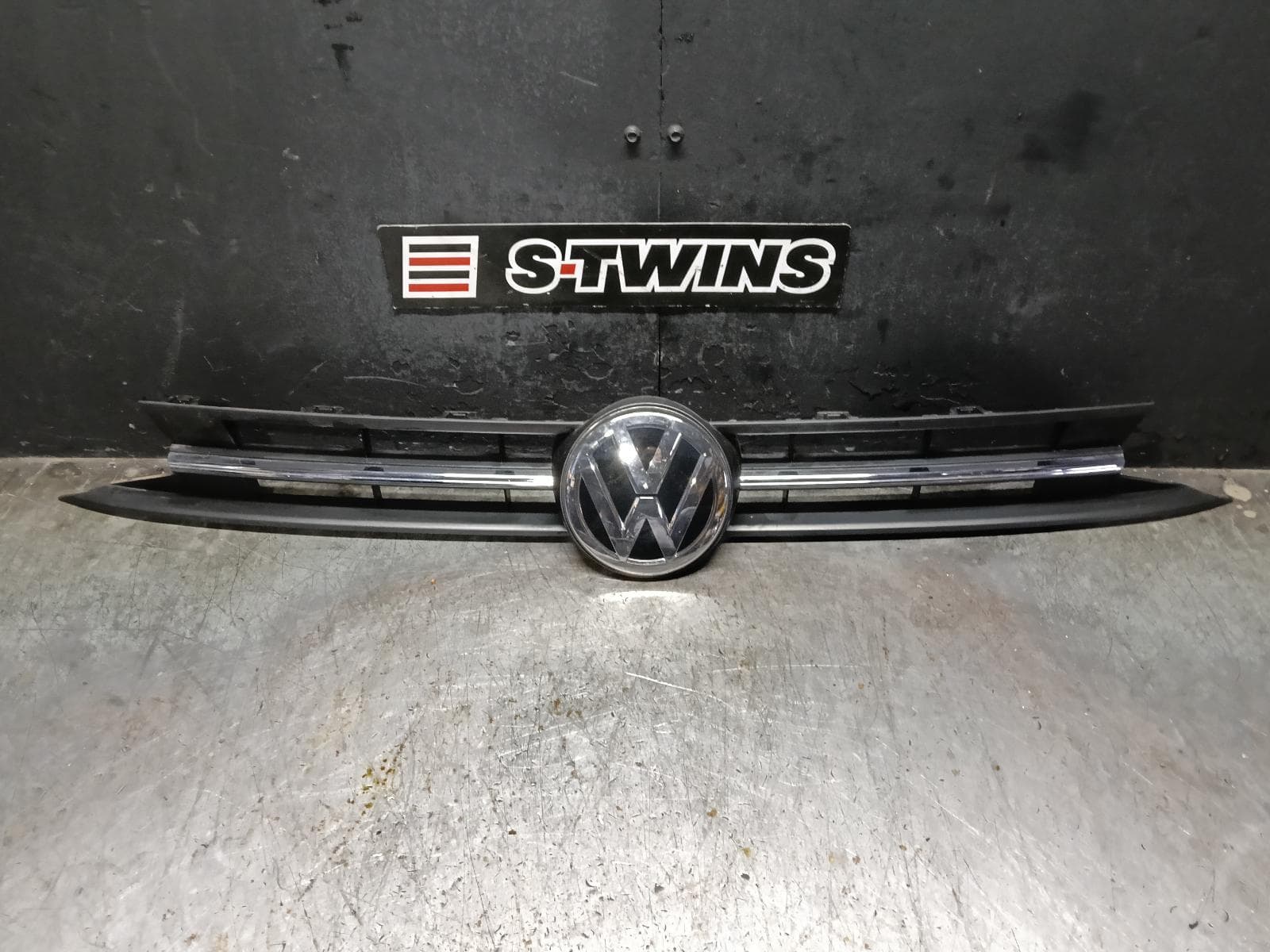 Used auto part listing image: 2019 VOLKSWAGEN POLO GRILLE AW, RADIATOR GRILLE, TRENDLINE/COMFORTLINE/STYLE/BEATS, 09/17-01/22 0000419744