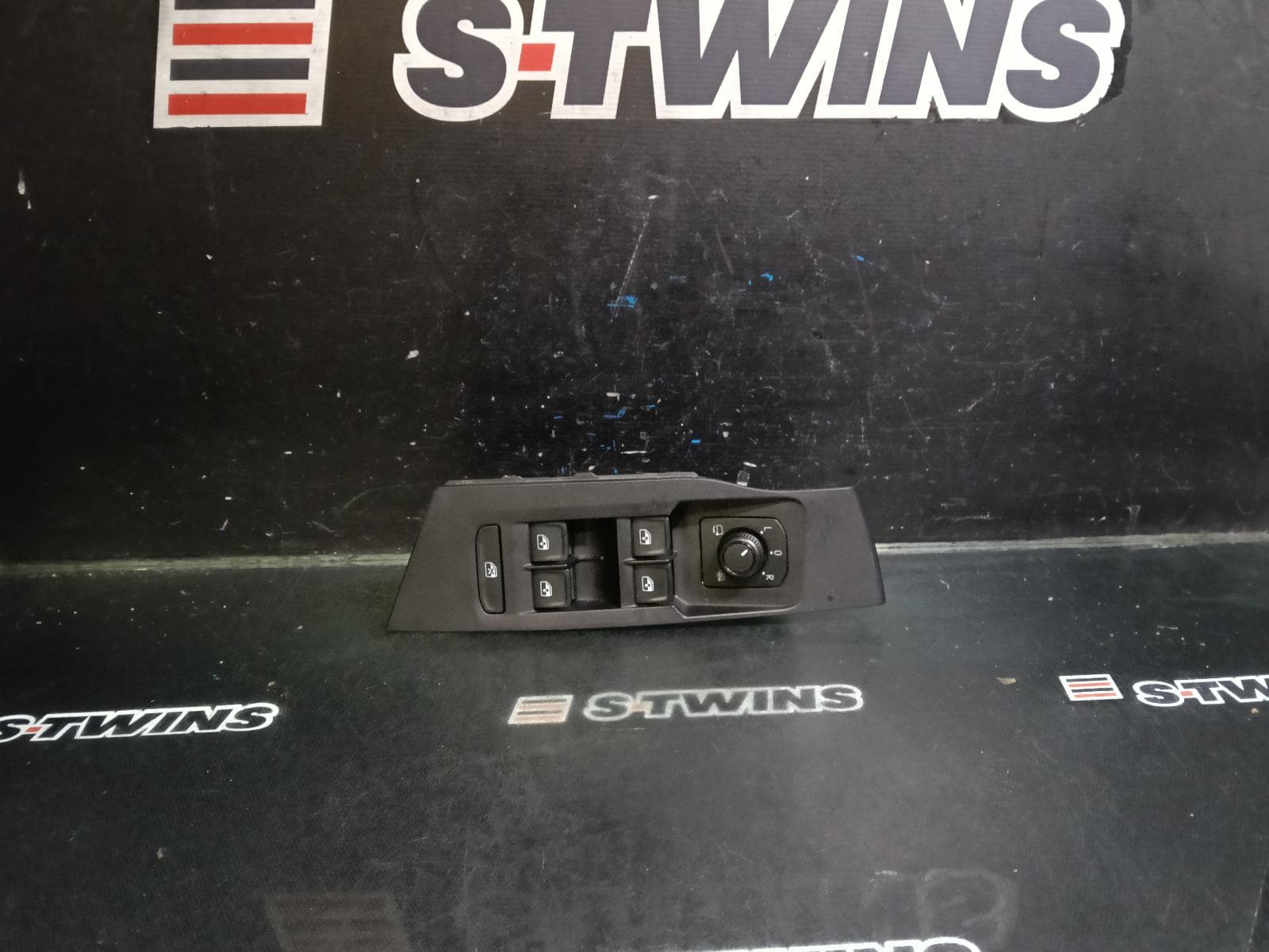 2019 VOLKSWAGEN POLO PWR DR WIND SWITCH AW-AE, RH FRONT (MASTER SWITCH), NON CHROME INSERT, 09/17- 0000419750