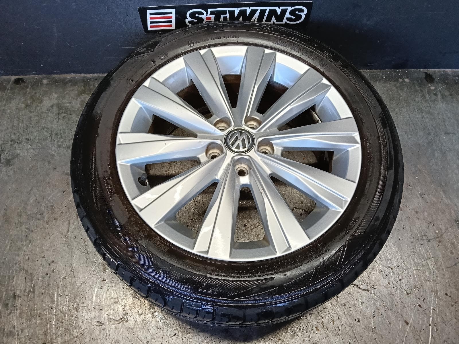 Used auto part listing image: 2019 VOLKSWAGEN POLO WHEEL MAG FACTORY, 16X6.5IN, 5 U SPOKE, AW, 09/17-01/22 0000419714