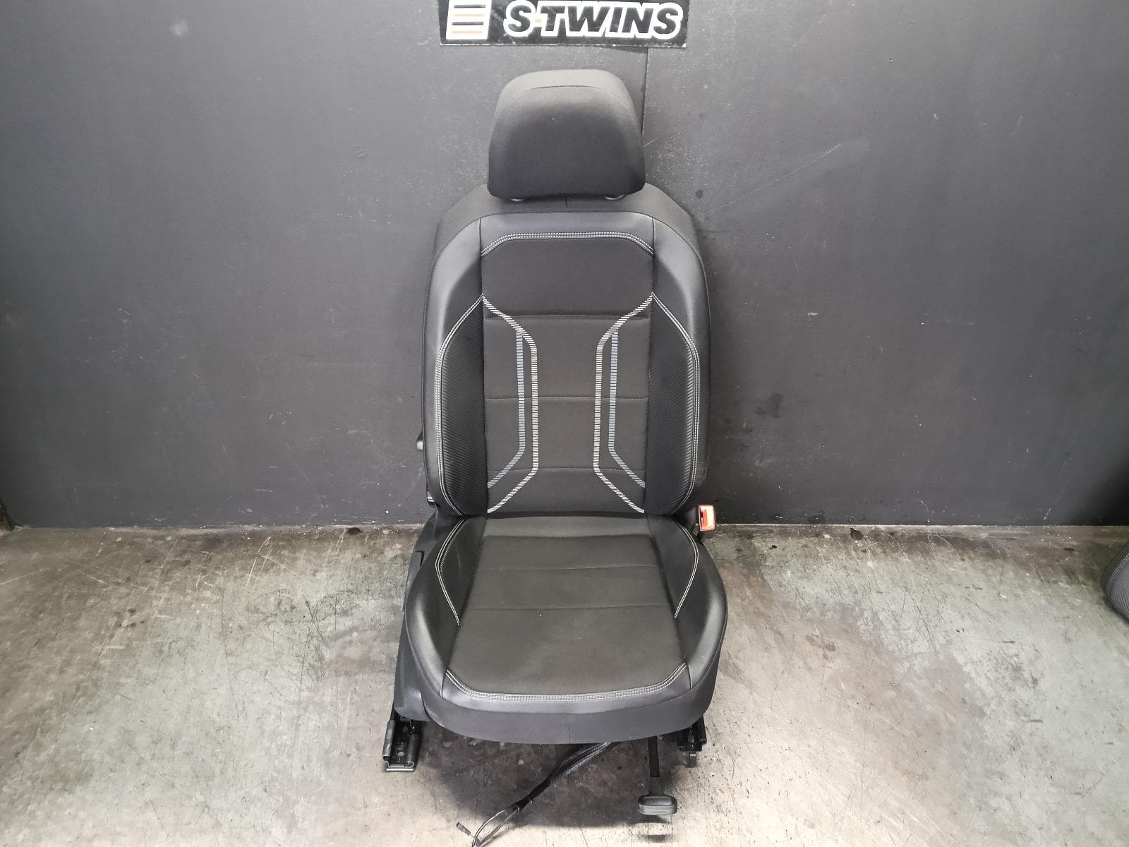 Used auto part listing image: 2019 VOLKSWAGEN POLO FRONT SEAT RH FRONT, AW, CLOTH, BLACK-GREY, STYLE, 09/17-01/22 0000419596