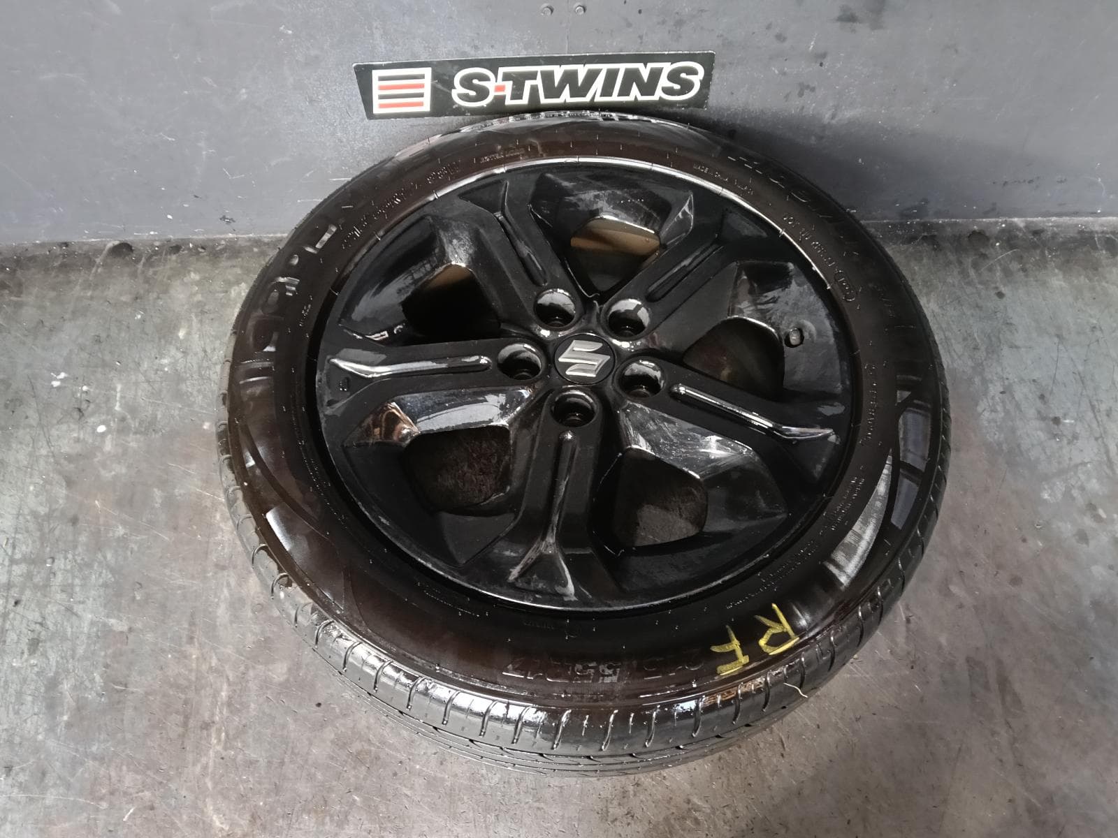 Used auto part listing image: 2017 SUZUKI VITARA WHEEL MAG FACTORY, 17X6.5IN, 5 Y SPOKE, HIGH GLOSS BLACK, VITARA, LY (VIN TSM), 06/15-09/18 0000419437