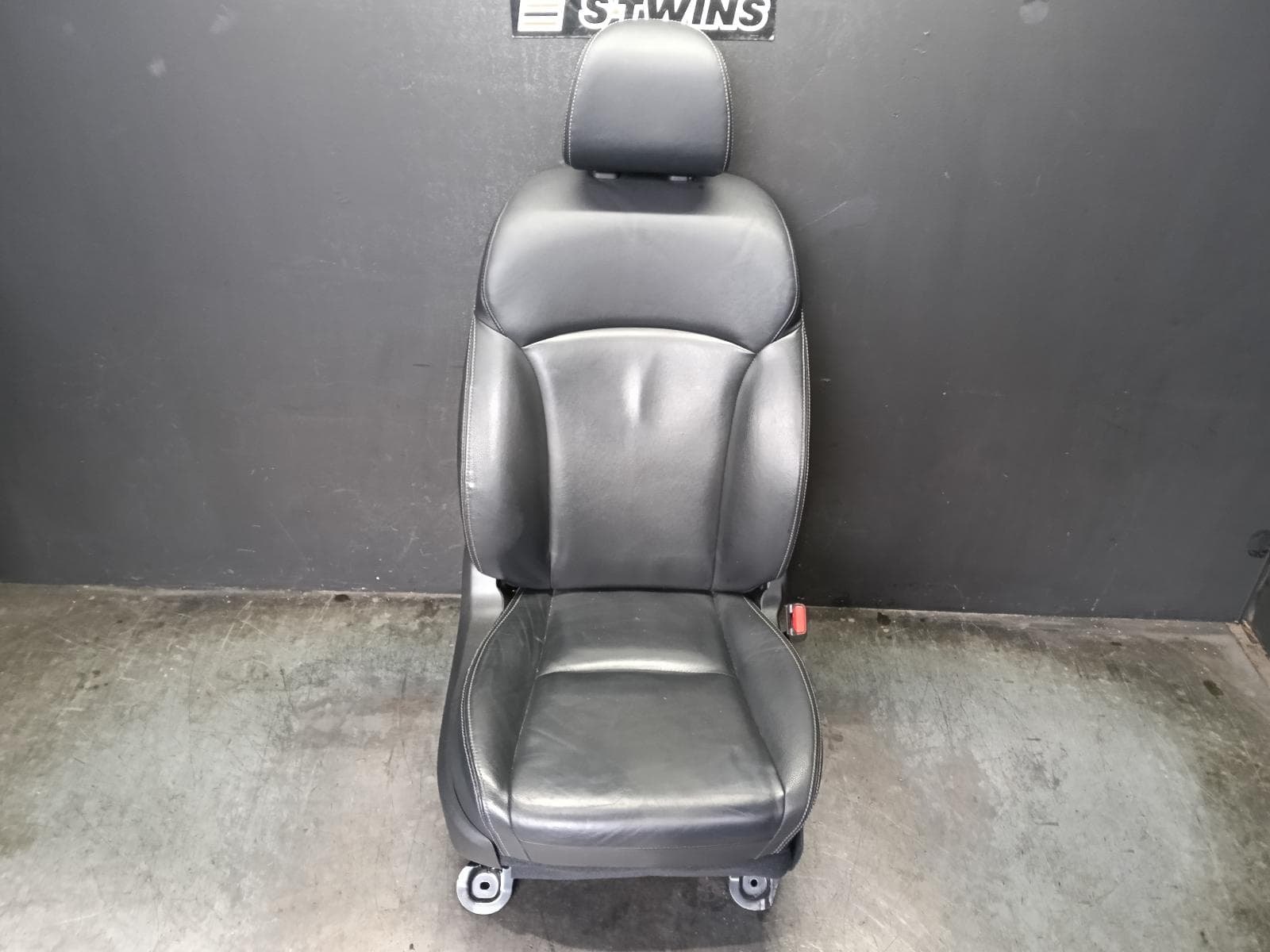 Used auto part listing image: 2015 SUBARU XV FRONT SEAT RH FRONT, G4X, LEATHER, 08/11-04/17 0000419523