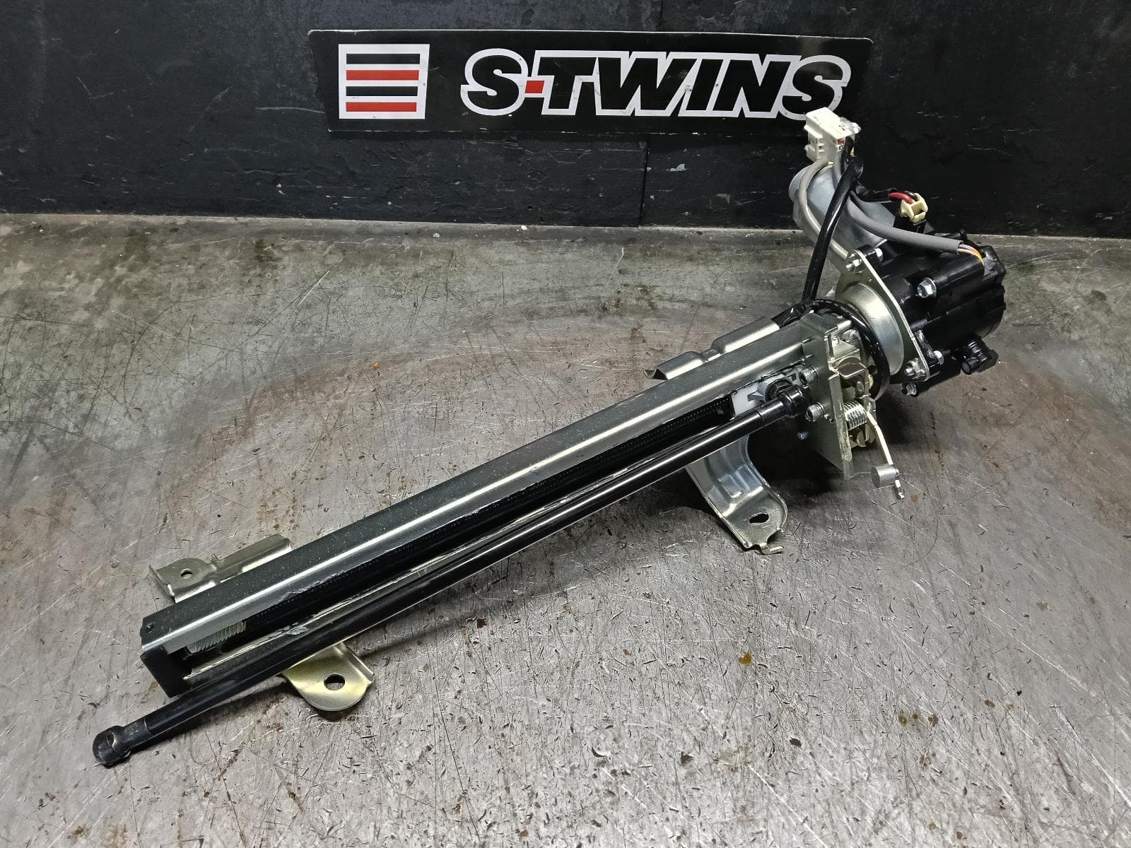 Used auto part listing image: 2017 SUBARU FORESTER HATCH STRUT TAILGATE LIFT MOTOR, SJ, 12/12-08/18 0000419691