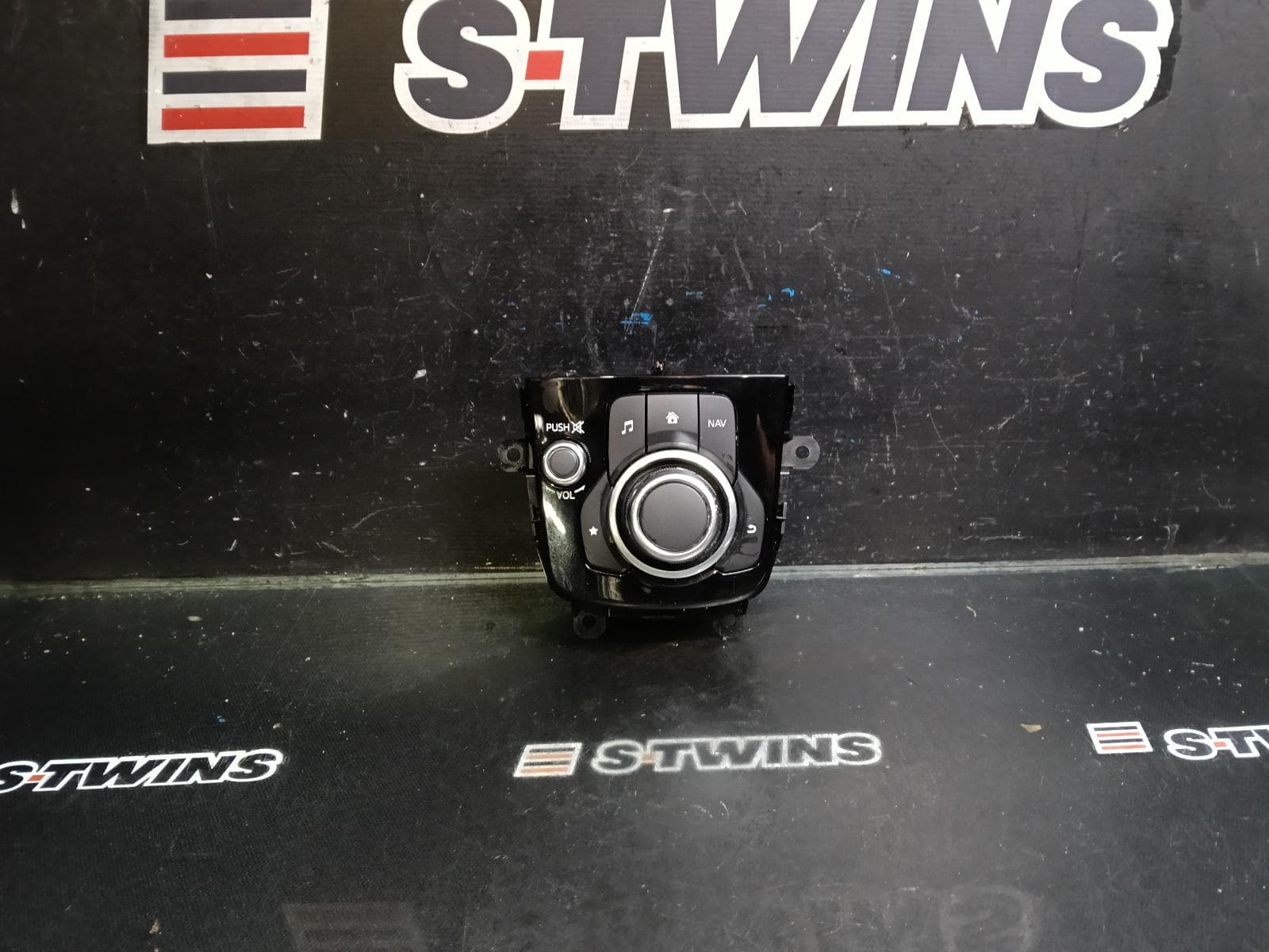 Used auto part listing image: 2016 MAZDA 3 COMMANDER CONTROLS, NON ELECT PARK BRAKE, BN, 05/16-02/19 0000419740