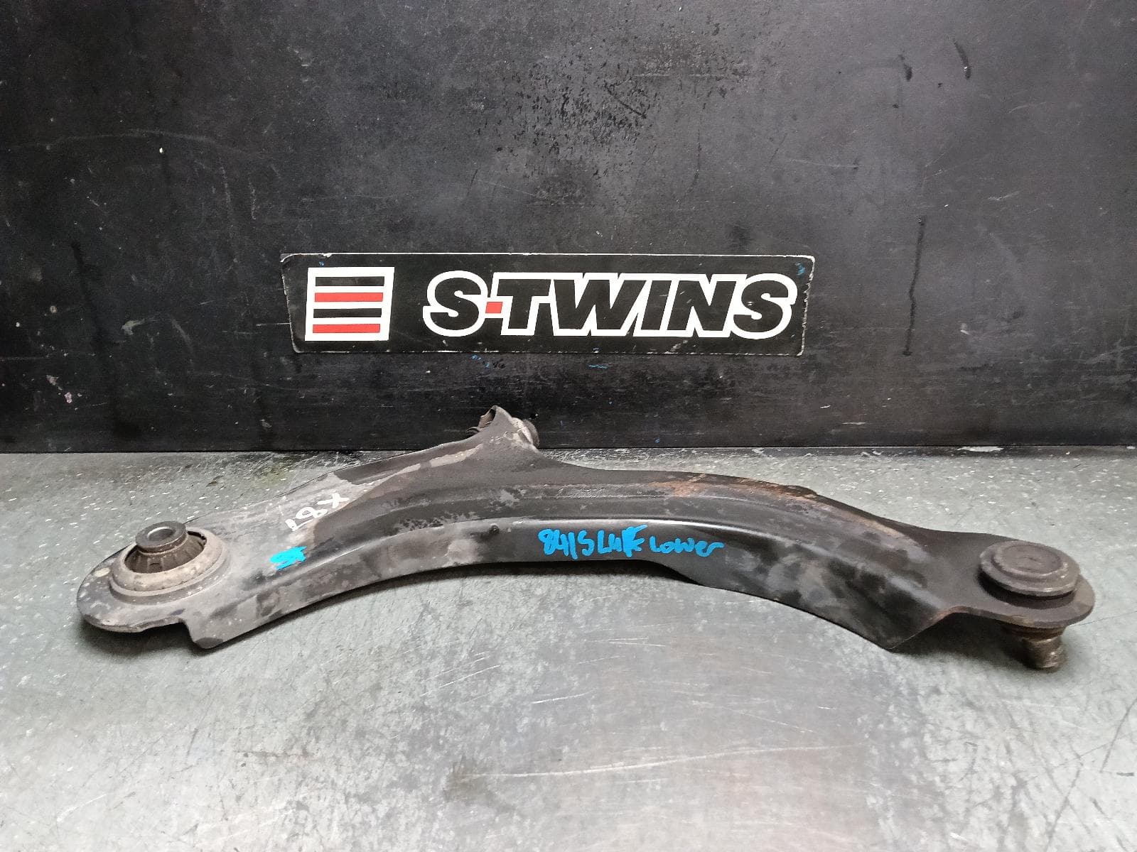 Used auto part listing image: 2017 RENAULT CAPTUR LEFT FRONT LOWER CONTROL ARM J87, 08/14-12/20 0000419891