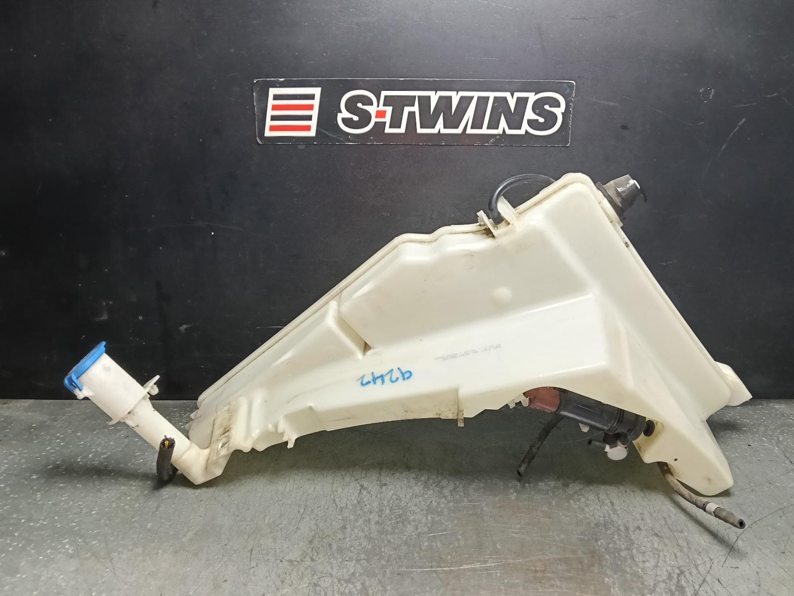 Used auto part listing image: 2018 LAND ROVER DISCOVERY WASHER BOTTLE L462, 12/16- 0000419604