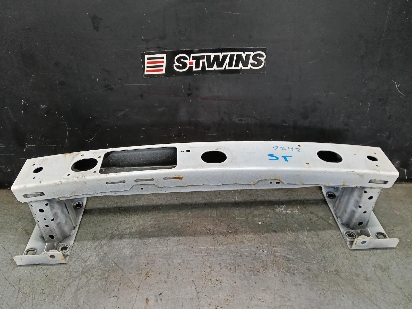 Used auto part listing image: 2018 LAND ROVER DISCOVERY F BAR REINFORC BRACK MAIN REINFORCEMENT, L462, 12/16- 0000419610
