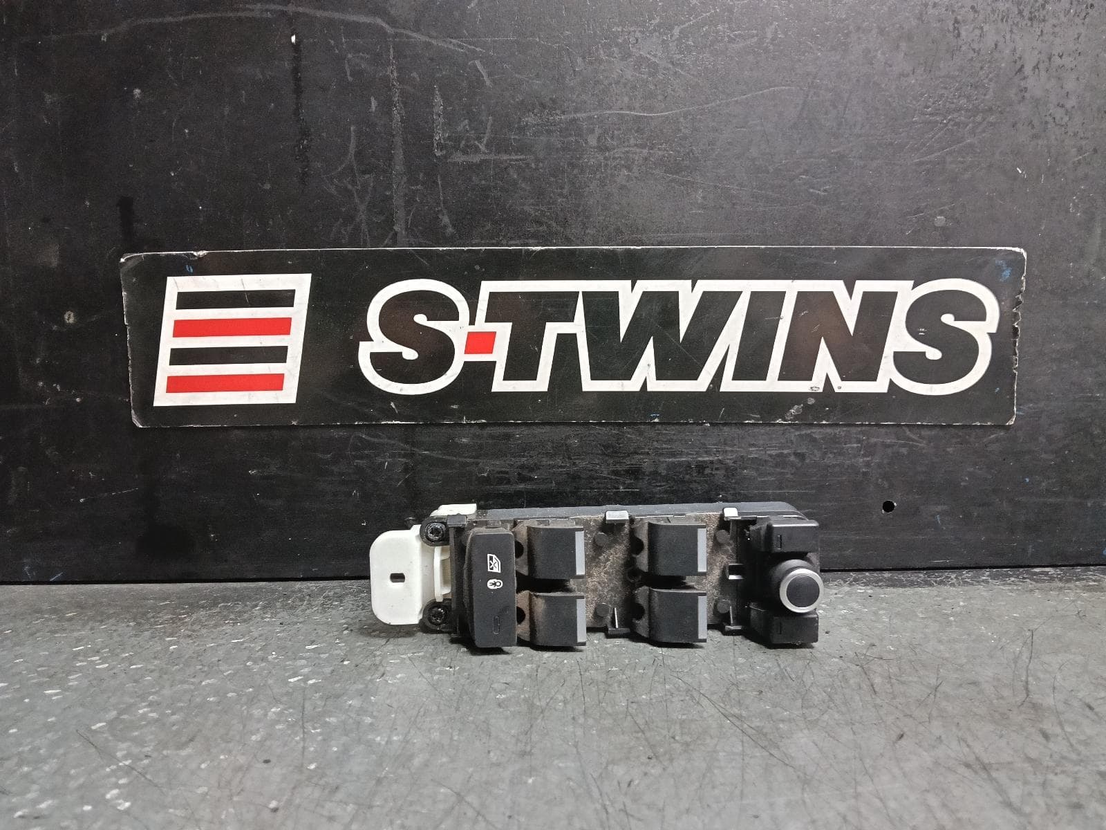 2018 LAND ROVER DISCOVERY PWR DR WIND SWITCH RH FRONT (MASTER SWITCH), L462, 12/16- 0000419611