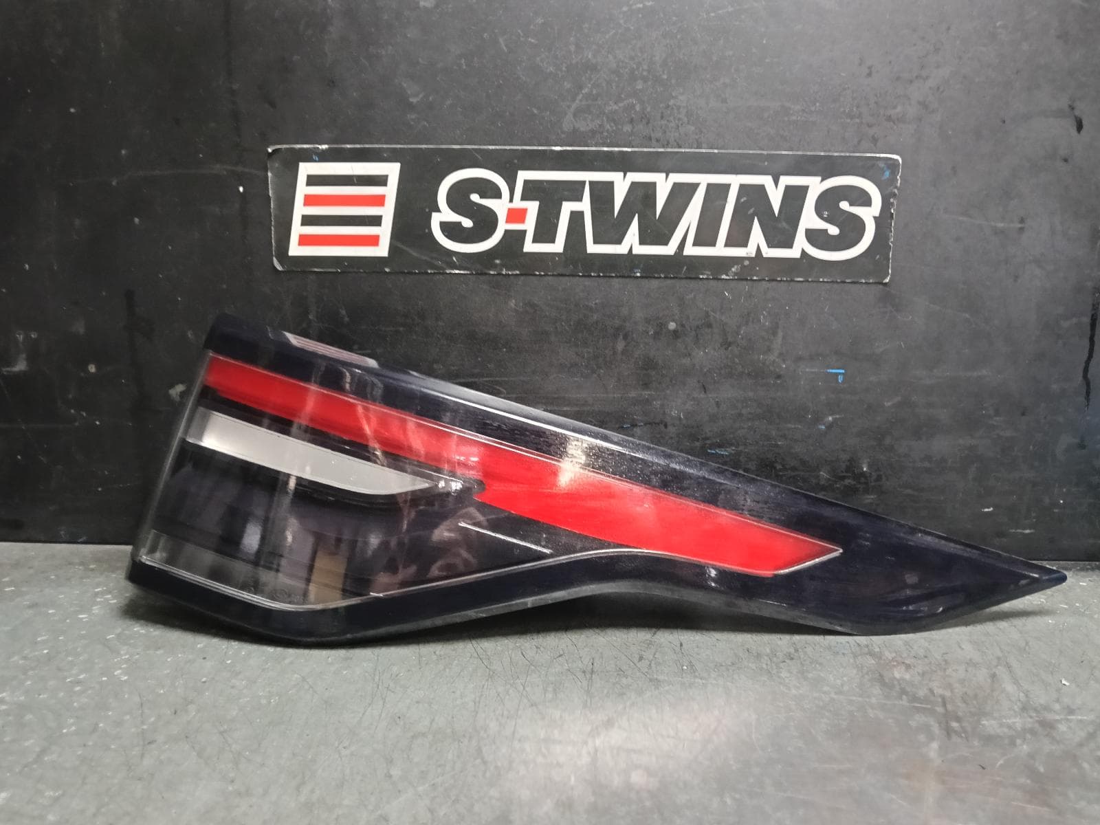 Used auto part listing image: 2018 LAND ROVER DISCOVERY RIGHT TAILLIGHT IN BODY, W/ LED TYPE, L462, 12/16-12/20 0000419615