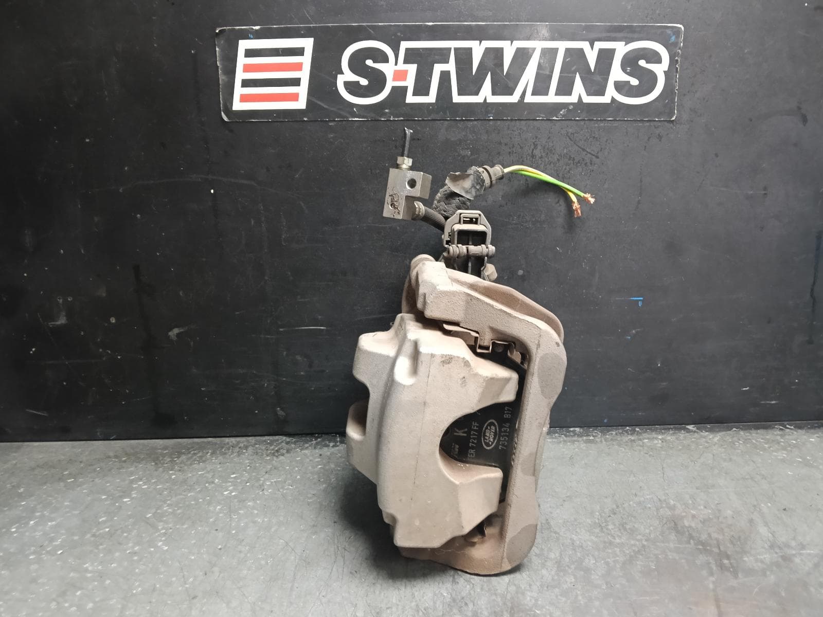 Used auto part listing image: 2018 LAND ROVER DISCOVERY CALIPER RH REAR, 350MM ROTOR, L462, 12/16- 0000419620