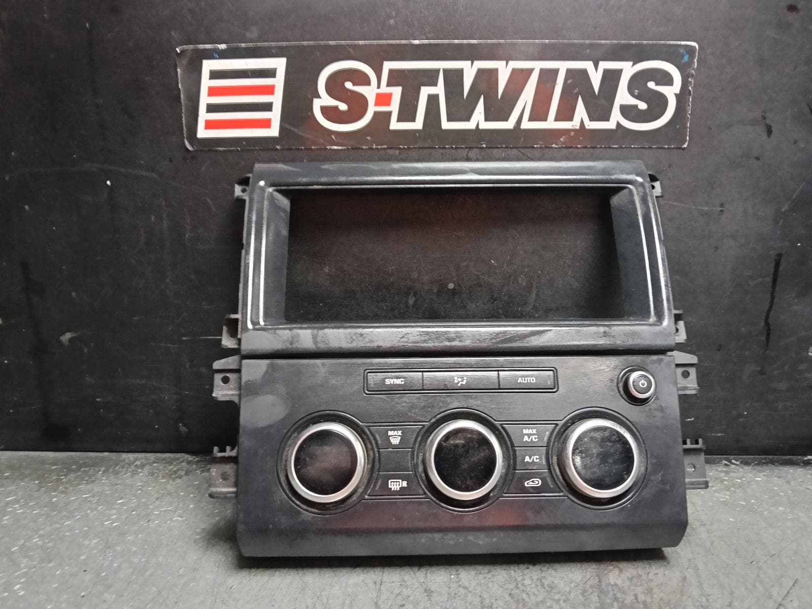 Used auto part listing image: 2018 LAND ROVER DISCOVERY HEATER AC CONTROLS L462, FRONT, W/ SYNC BUTTON, NON SEAT WARMER TYPE, 12/16-12/20 0000419623