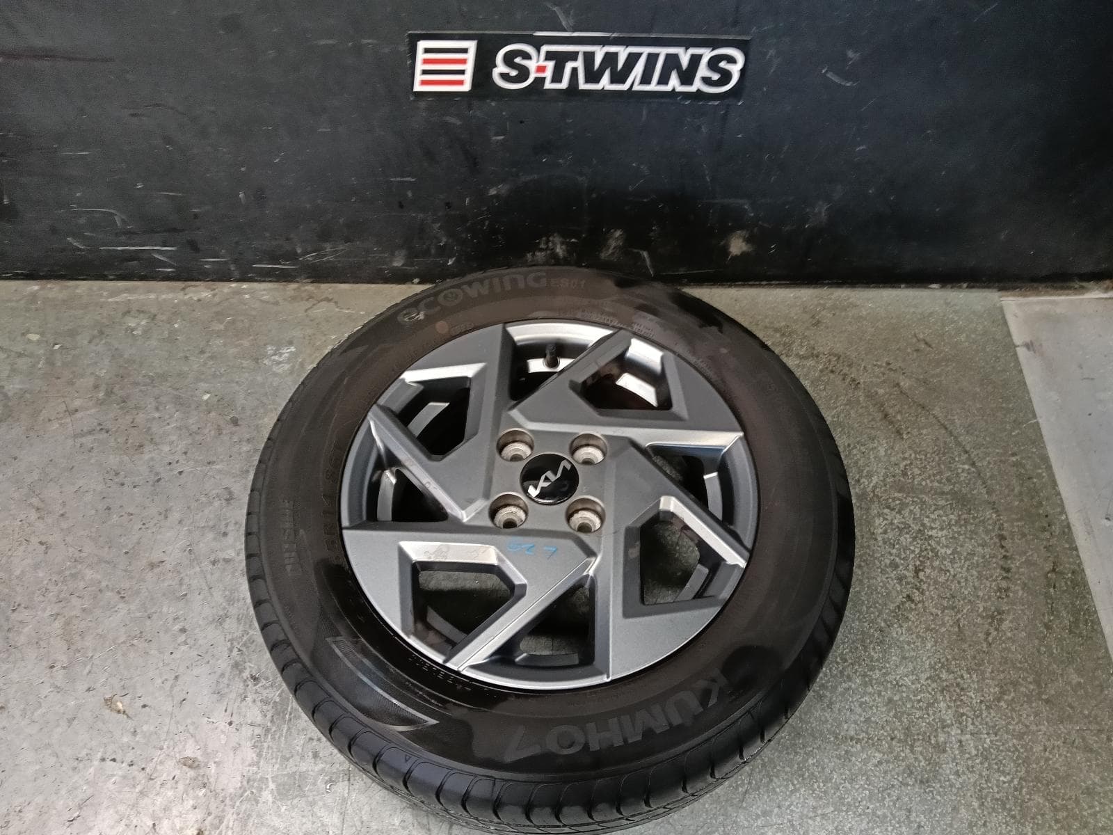 Used auto part listing image: 2024 KIA PICANTO WHEEL MAG JA, FACTORY, 14X5.5IN, 4 V SPOKE, 08/23- 0000419840