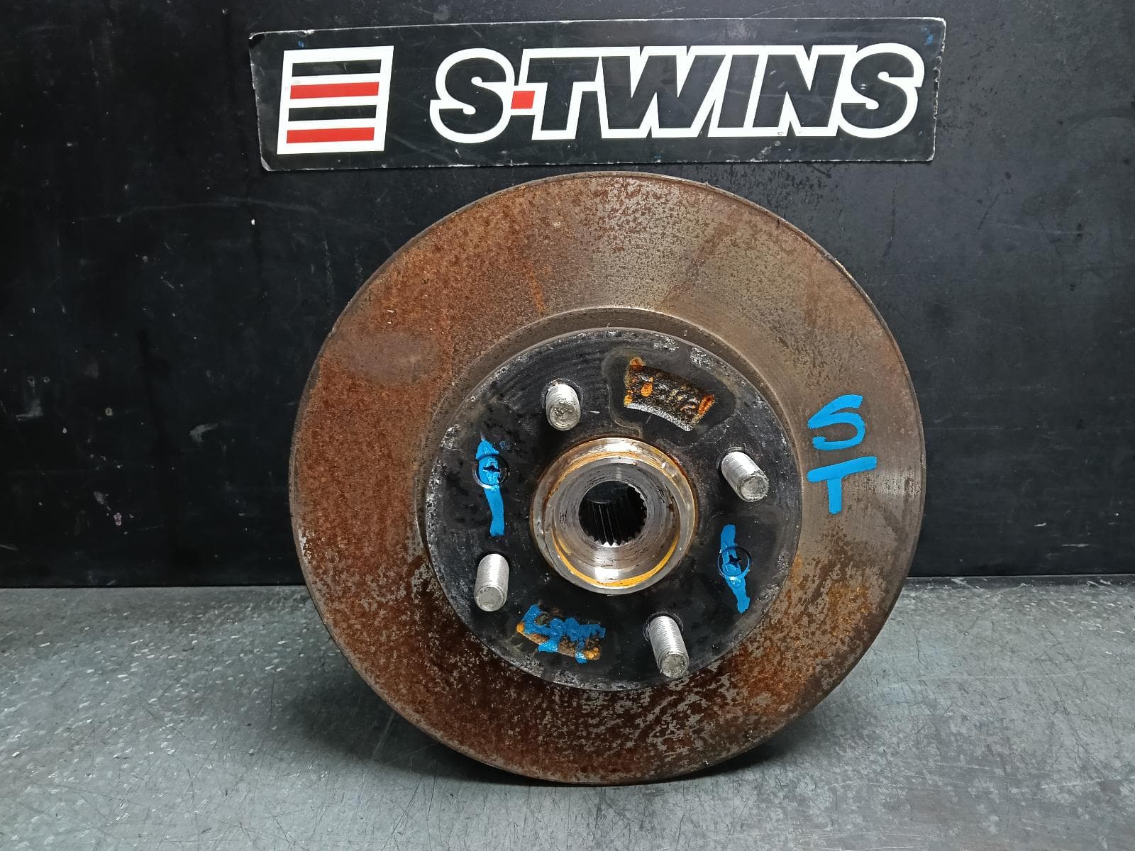 Used auto part listing image: 2024 KIA PICANTO LEFT FRONT HUB ASSEMBLY JA, 05/17- 0000419843