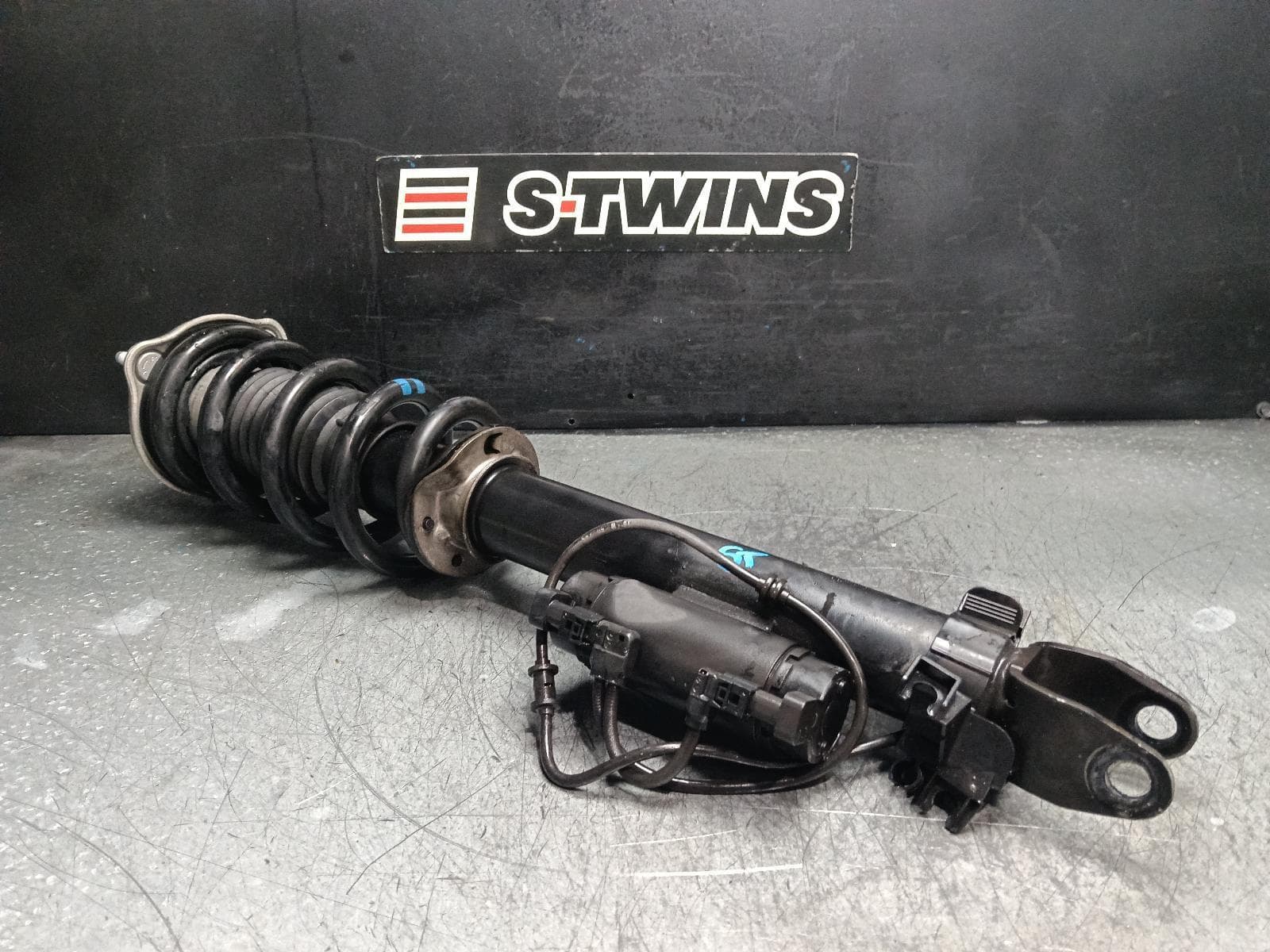 Used auto part listing image: 2018 MERCEDES C CLASS RIGHT FRONT STRUT C205/A205, COUPE/CABRIO, C63S AMG TYPE, 01/16-07/23 0000405970