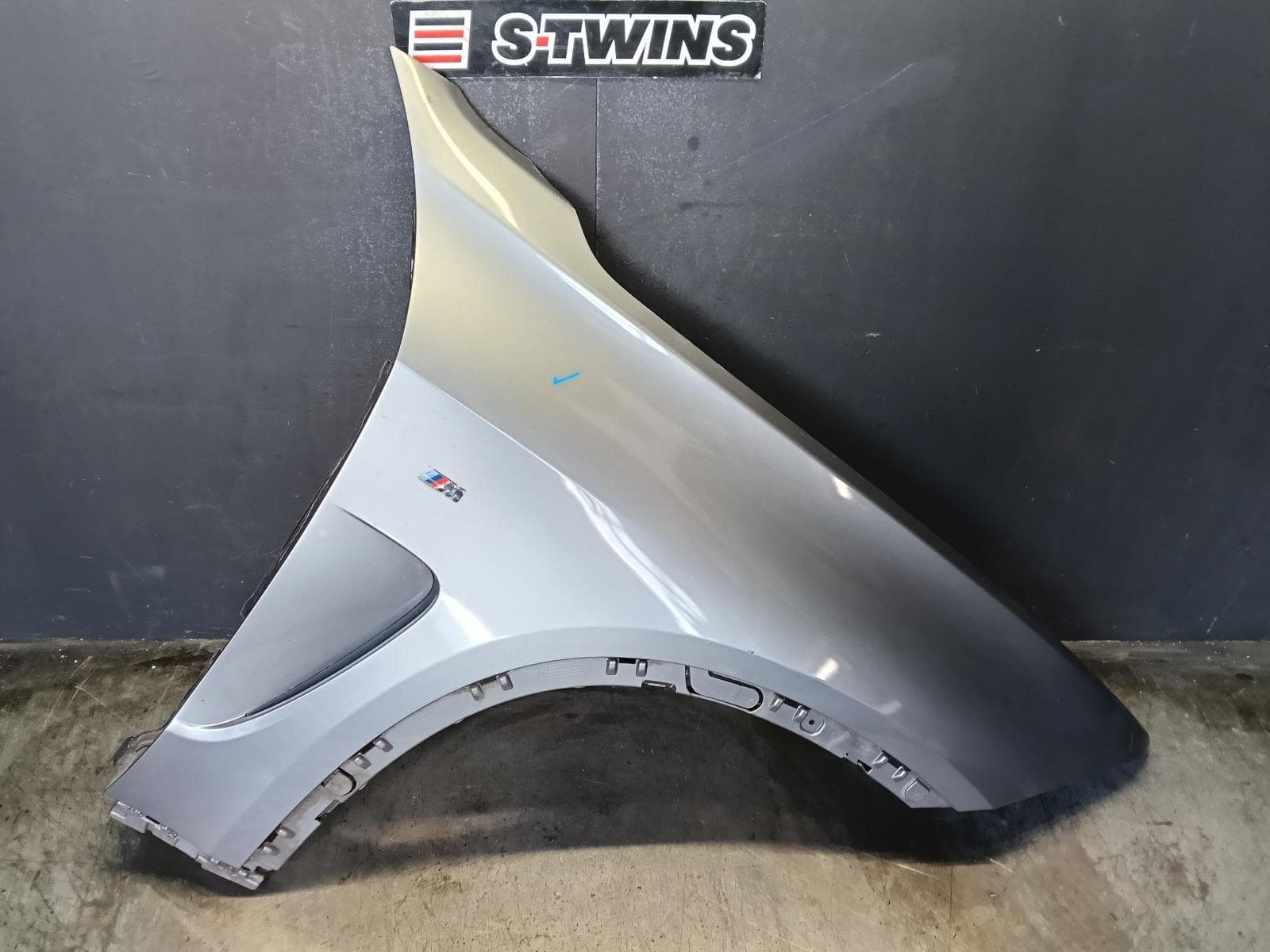 Used auto part listing image: 2015 BMW X5 RIGHT GUARD F15, 09/13-07/18 0000419903