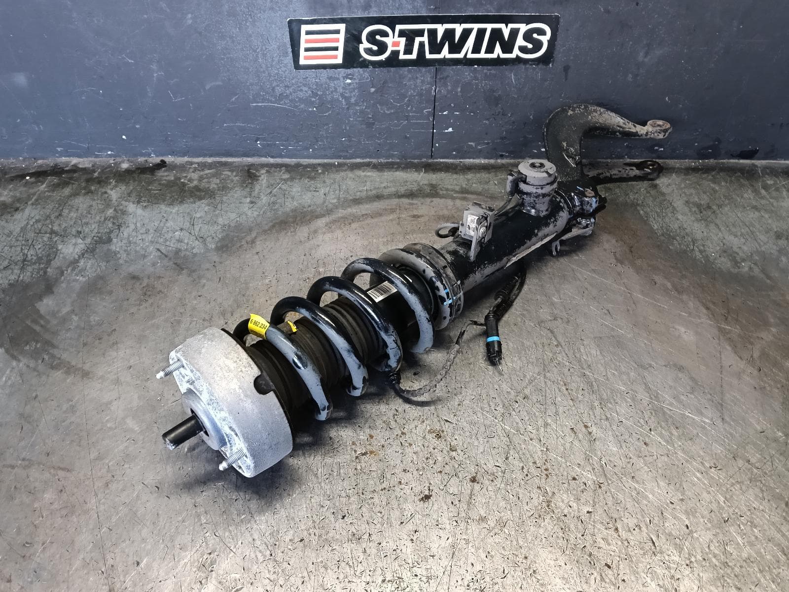 Used auto part listing image: 2015 BMW X5 RIGHT FRONT STRUT F15, ADAPTIVE TYPE, 09/13-07/18 0000419930