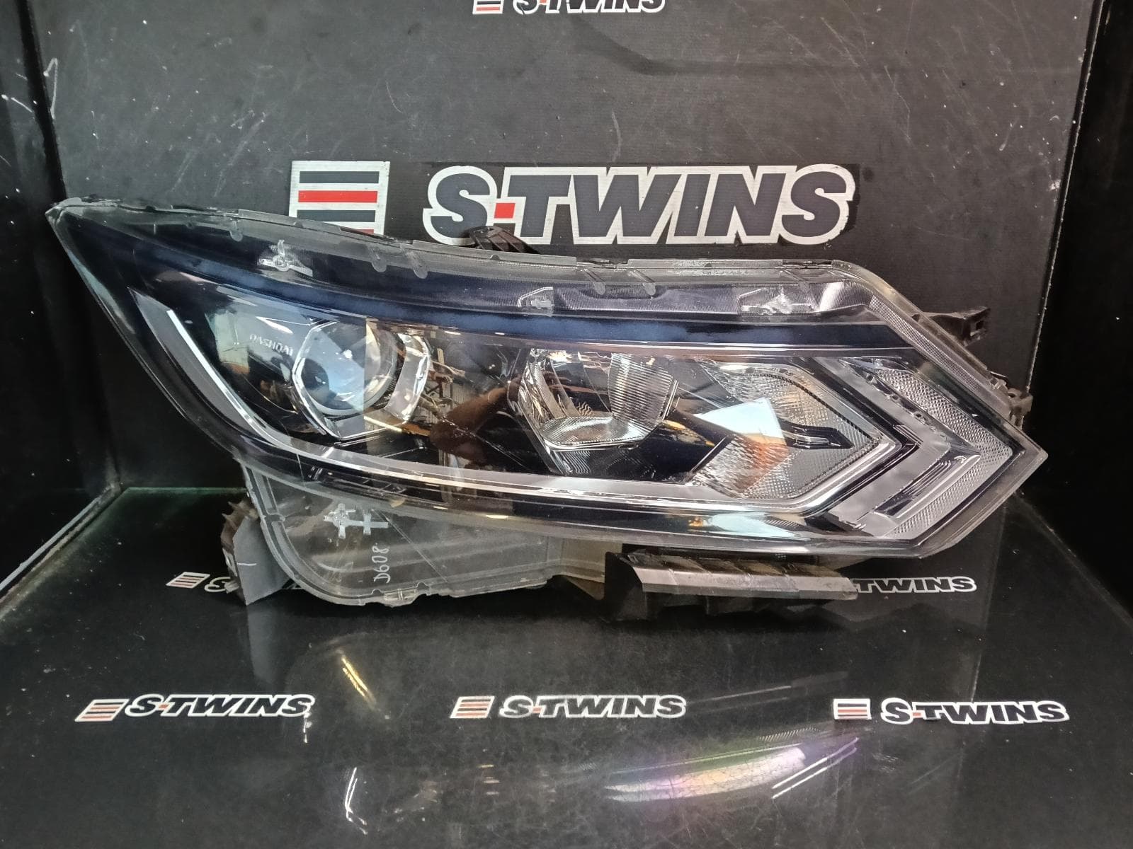Used auto part listing image: 2017 NISSAN QASHQAI RIGHT HEADLAMP J11, ST/ST-L, HALOGEN TYPE, 07/17-07/21 0000419959