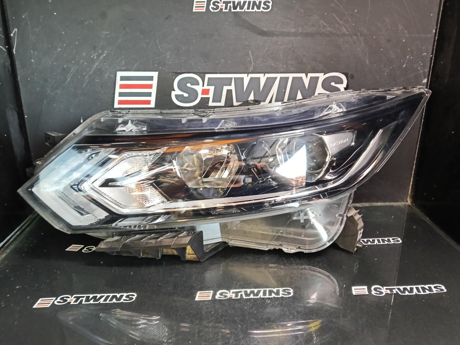 Used auto part listing image: 2017 NISSAN QASHQAI LEFT HEADLAMP J11, ST/ST-L, HALOGEN TYPE, 07/17-07/21 0000419960