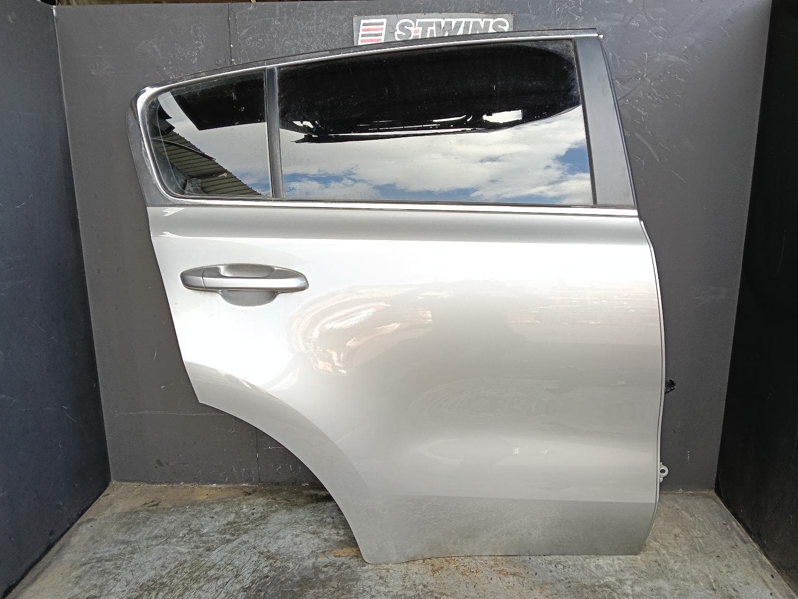 Used auto part listing image: 2019 KIA SPORTAGE RIGHT REAR DOOR SLIDING QL, 10/15-08/21 0000419877