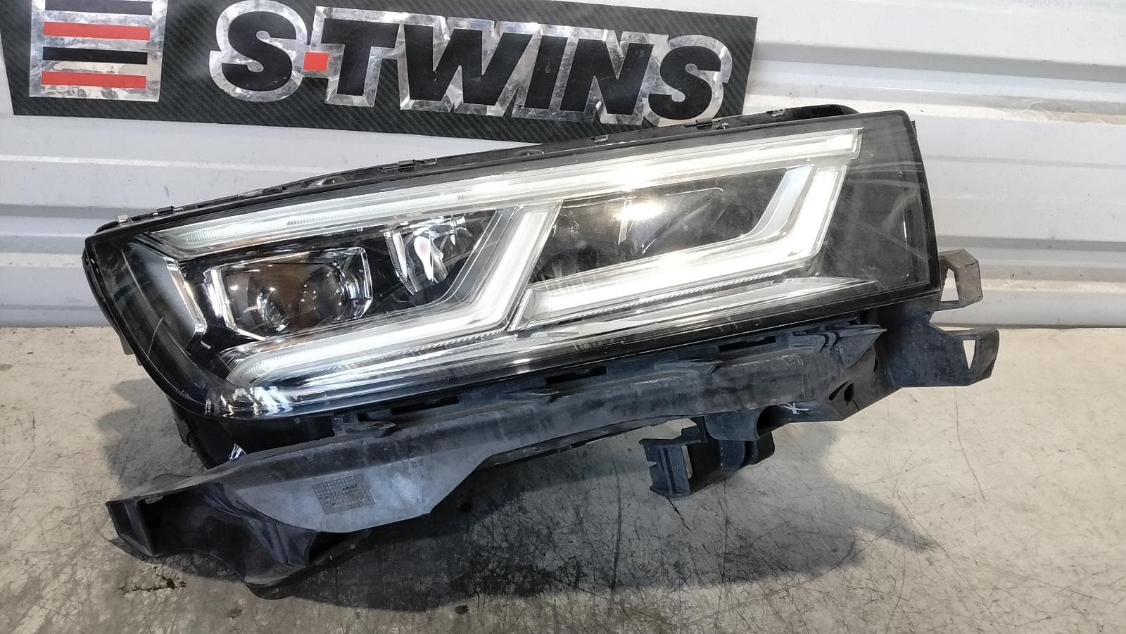 Used auto part listing image: 2019 AUDI Q5 RIGHT HEADLAMP FY, W/ LED, ADAPTIVE TYPE, 02/17-08/20 0000411151