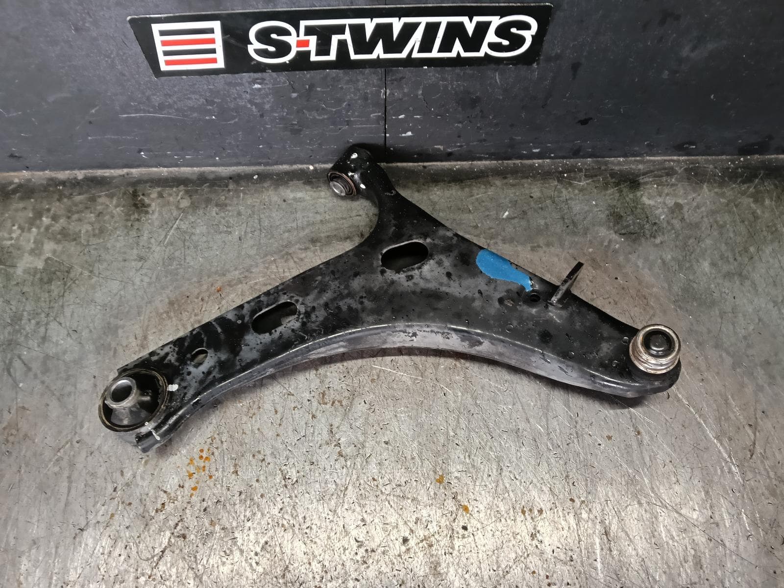 2017 SUBARU FORESTER RIGHT FRONT LOWER CONTROL ARM SJ, STRAIGHT SWAY BAR BRACKET, W/ 2 HOLES TYPE, 12/12-08/18 0000419679