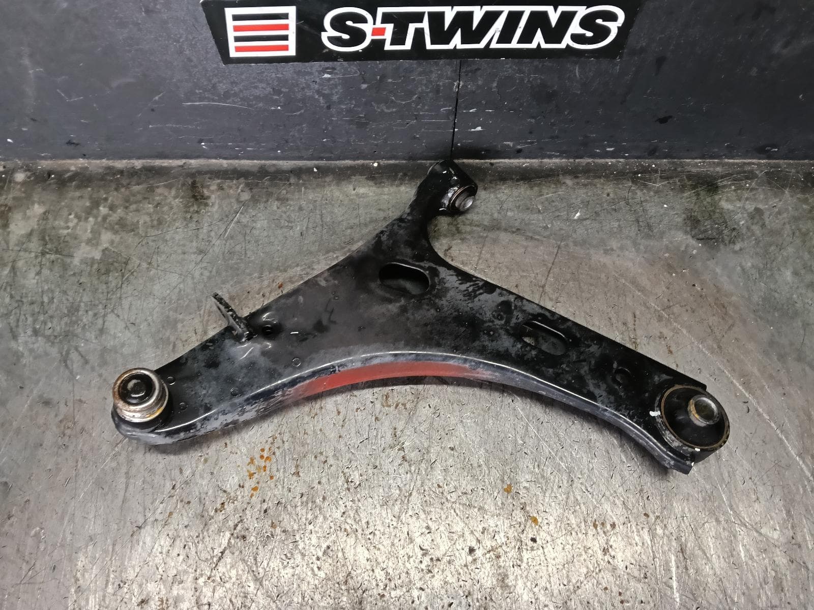 2017 SUBARU FORESTER LEFT FRONT LOWER CONTROL ARM SJ, STRAIGHT SWAY BAR BRACKET, W/ 2 HOLES TYPE, 12/12-08/18 0000419682