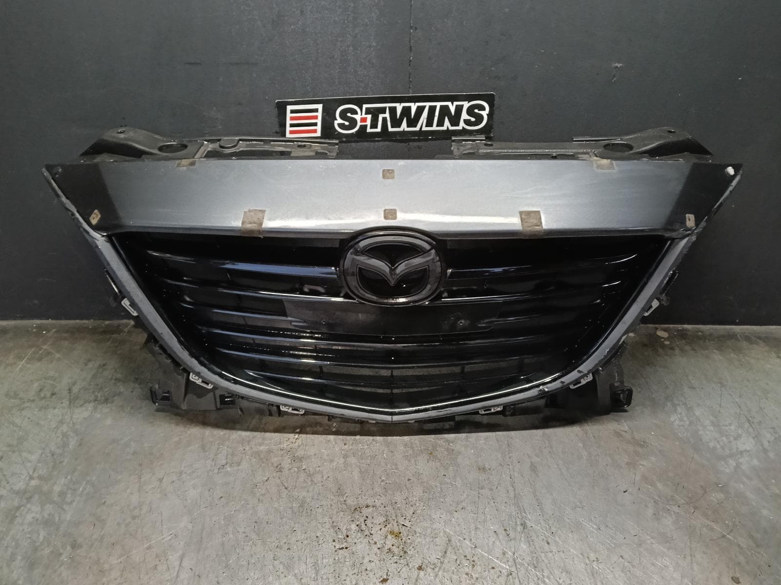Used auto part listing image: 2016 MAZDA 3 GRILLE RADIATOR GRILLE, BM, PETROL, NON PRE-CRASH TYPE, MATTE BLACK, 11/13-05/16 0000419728