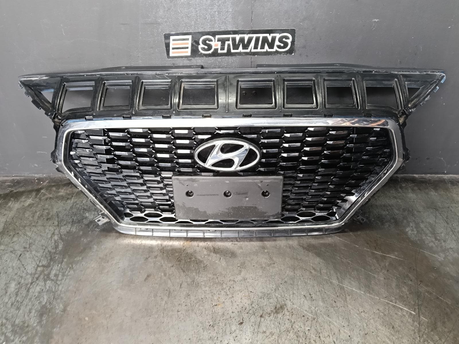 Used auto part listing image: 2018 HYUNDAI I30 GRILLE RADIATOR GRILLE, NON CHROME INSERT, NON PARK ASSIST TYPE, PD, HATCH (S. KOREA VIN KMHH), GO/ACTIVE, 03/17-08/20 0000419815