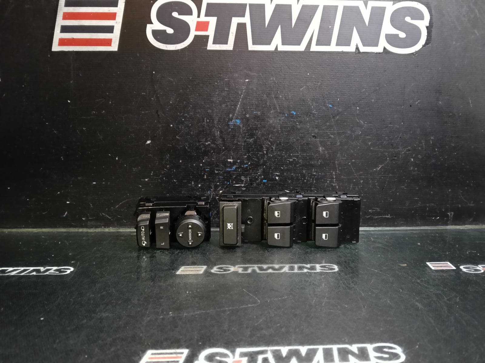 Used auto part listing image: 2018 HYUNDAI I30 PWR DR WIND SWITCH PD, RH FRONT (MASTER SWITCH), W/ AUTO TYPE (DRIVER SIDE ONLY), HATCH/FASTBACK/WAGON, 03/17-12/25 0000420029